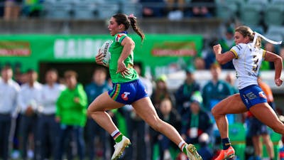 Canberra Raiders NRLW player Elise Simpson running the ball.