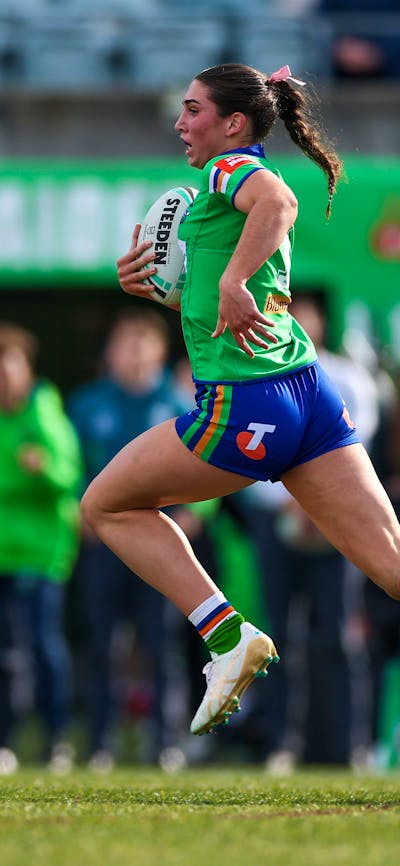 Canberra Raiders NRLW player Elise Simpson running the ball.