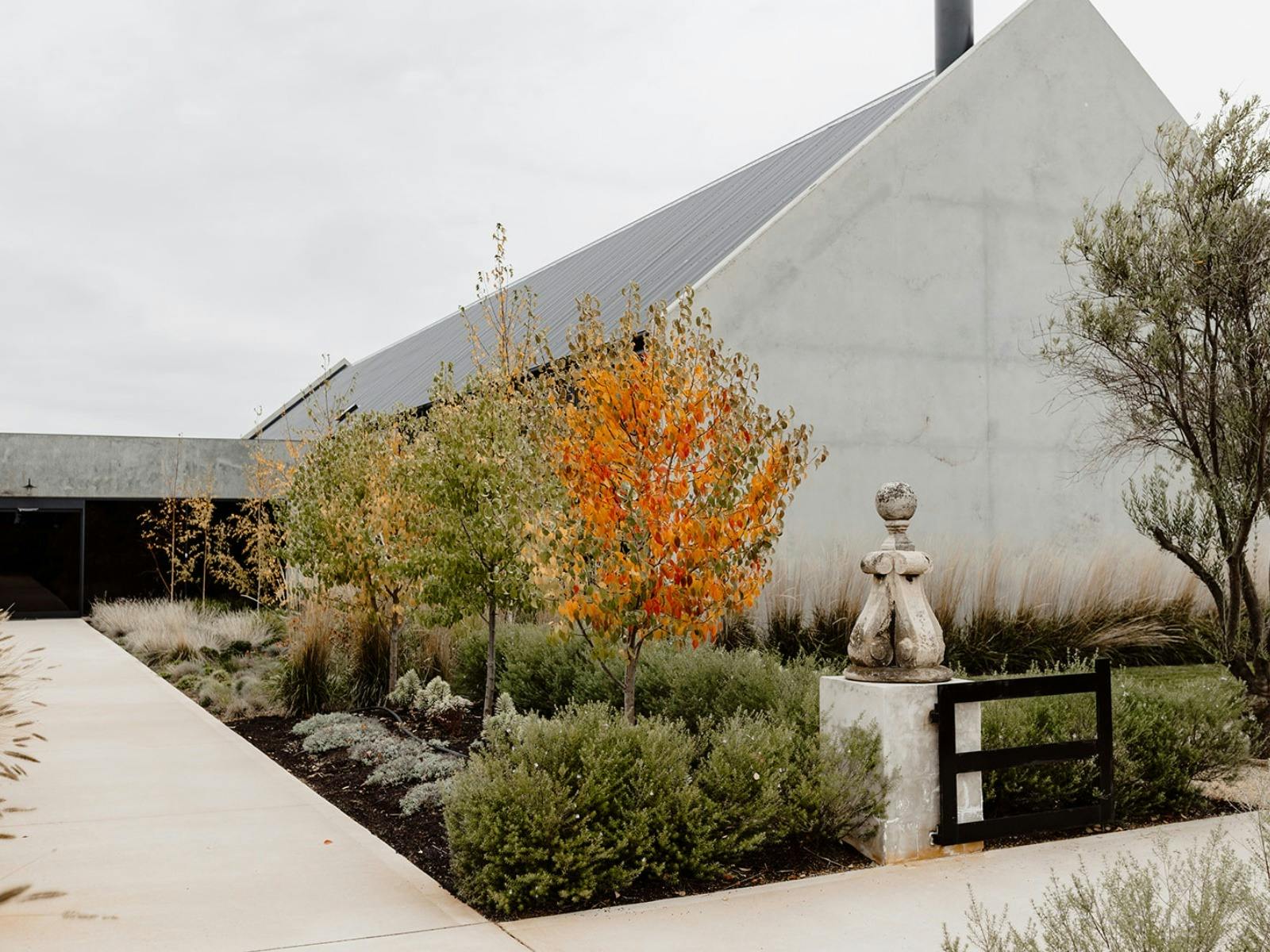 Printhie Wines Cellar Doorr 的入口景觀，展示了樹木和草地的花園