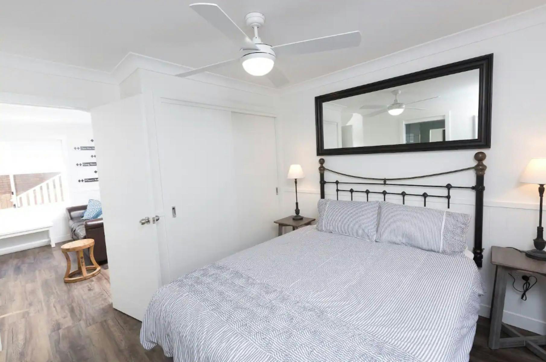 천장 선풍기가 있는 마스터 침실 킹 사이즈 침대