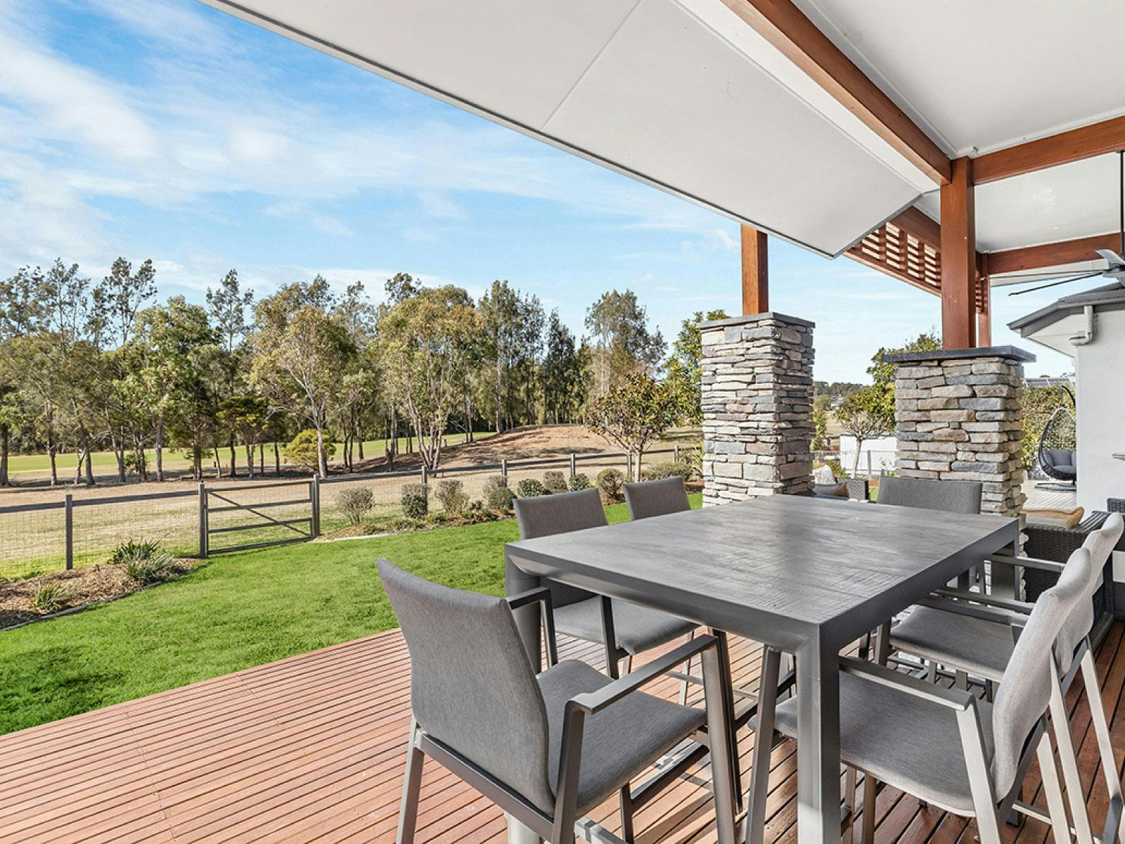 Kangaroo Croft outdoor dining area overlooking the golf course