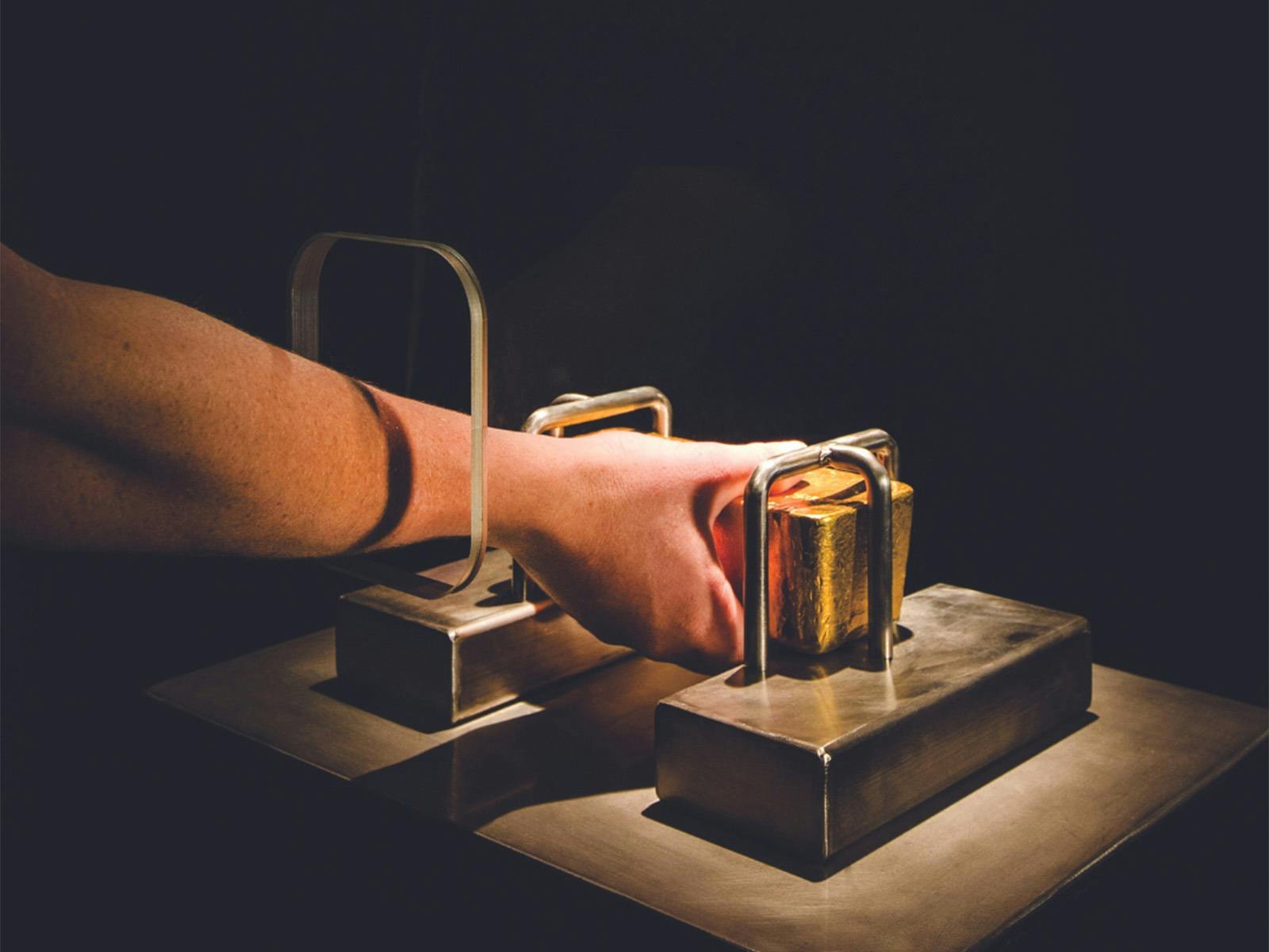 Hold a gold bar worth one million Australian dollars!