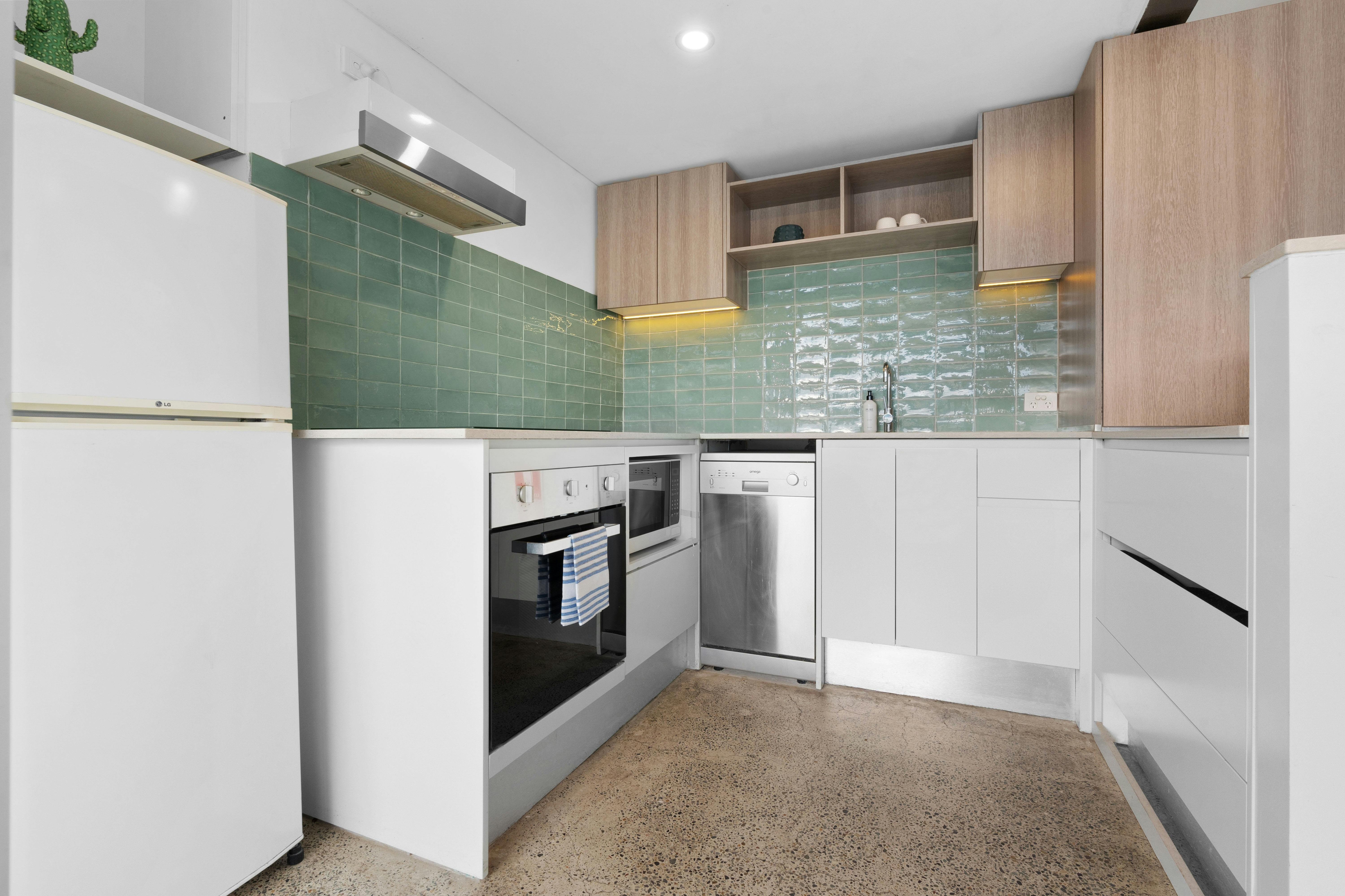 時尚的用餐區和休息室通往室外陽台。