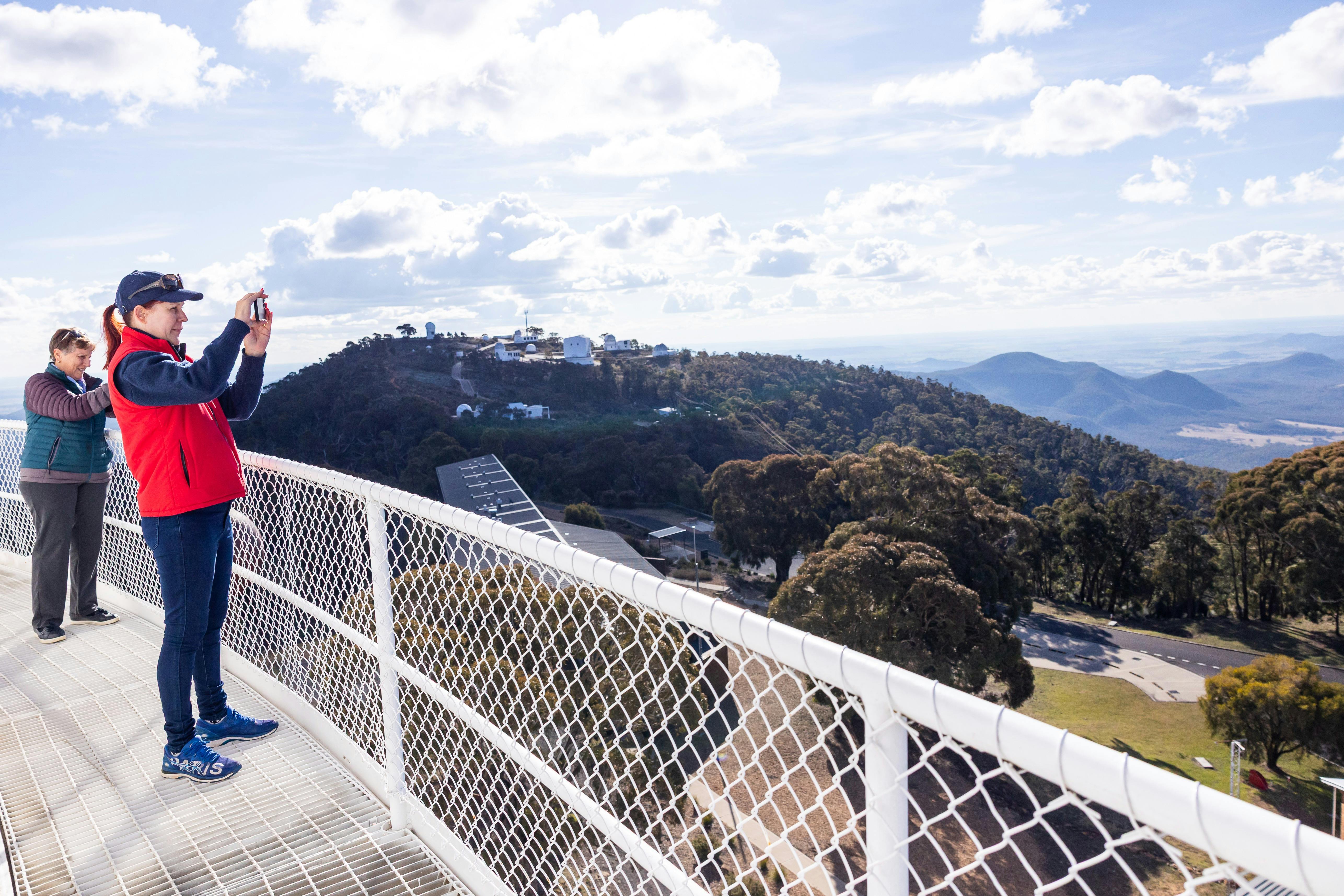Blick auf das Siding Spring Observatory vom äußeren Laufsteg des Anglo-Australian Telescope