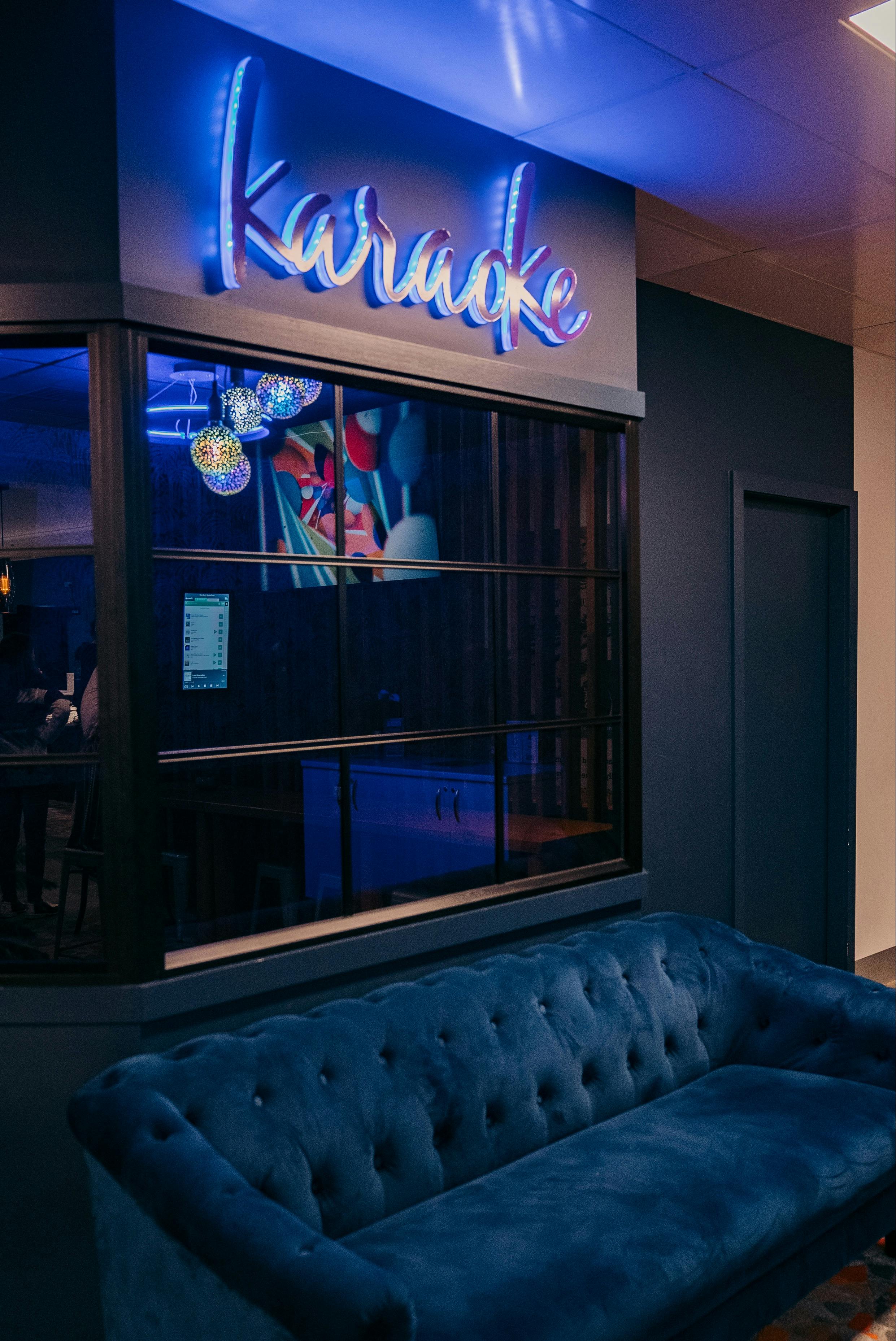 Montags-Karaoke-Angebot – Mieten Sie jeden Montag von 17:00 bis 19:00 Uhr einen privaten Karaoke-Raum für nur 35 $ pro Stunde.