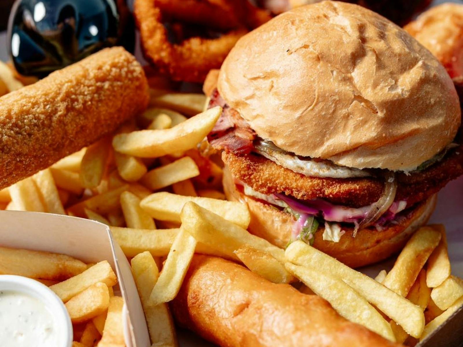 ハンバーガーとチップス