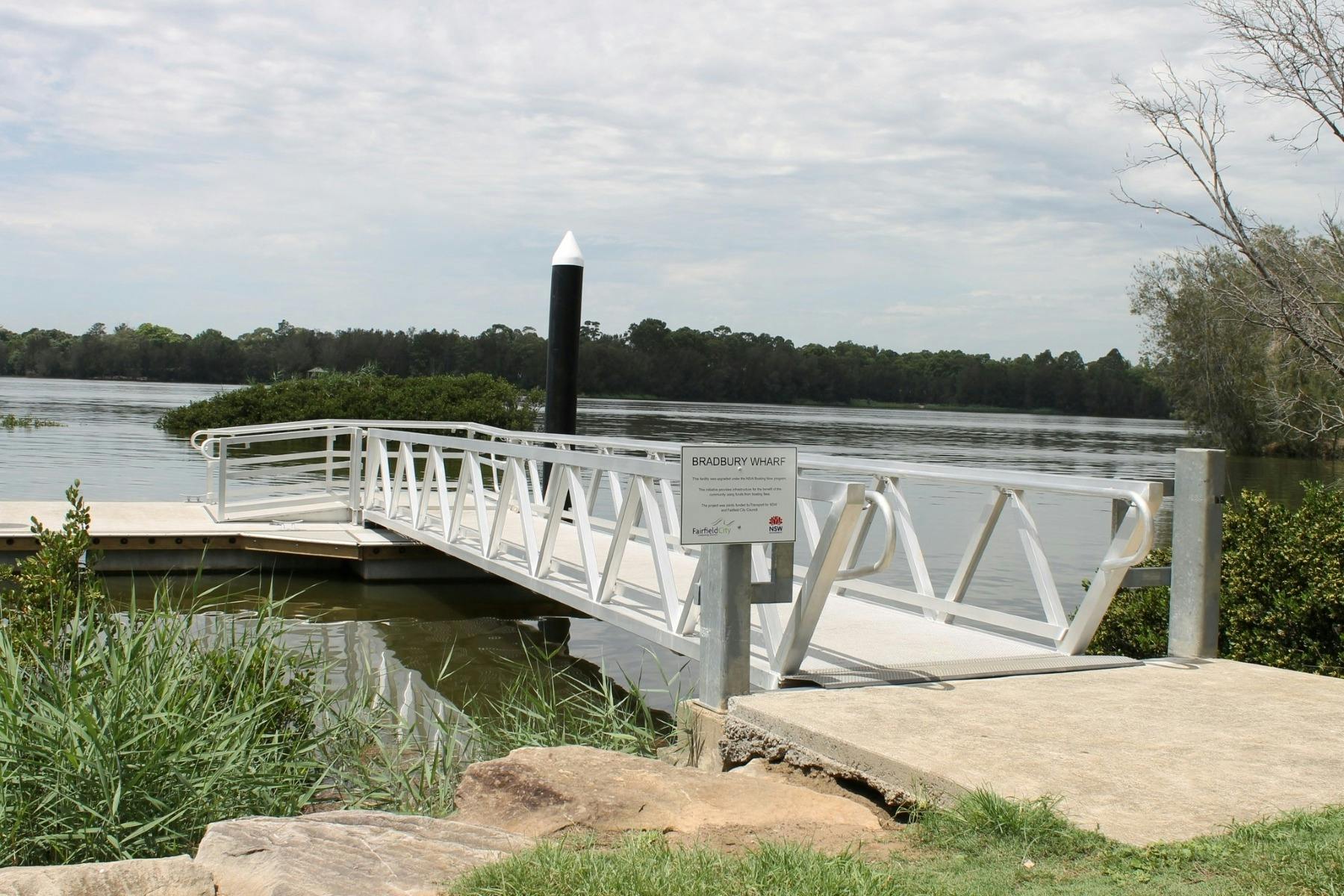Bradbury Wharf beginnt Lakeside Walk