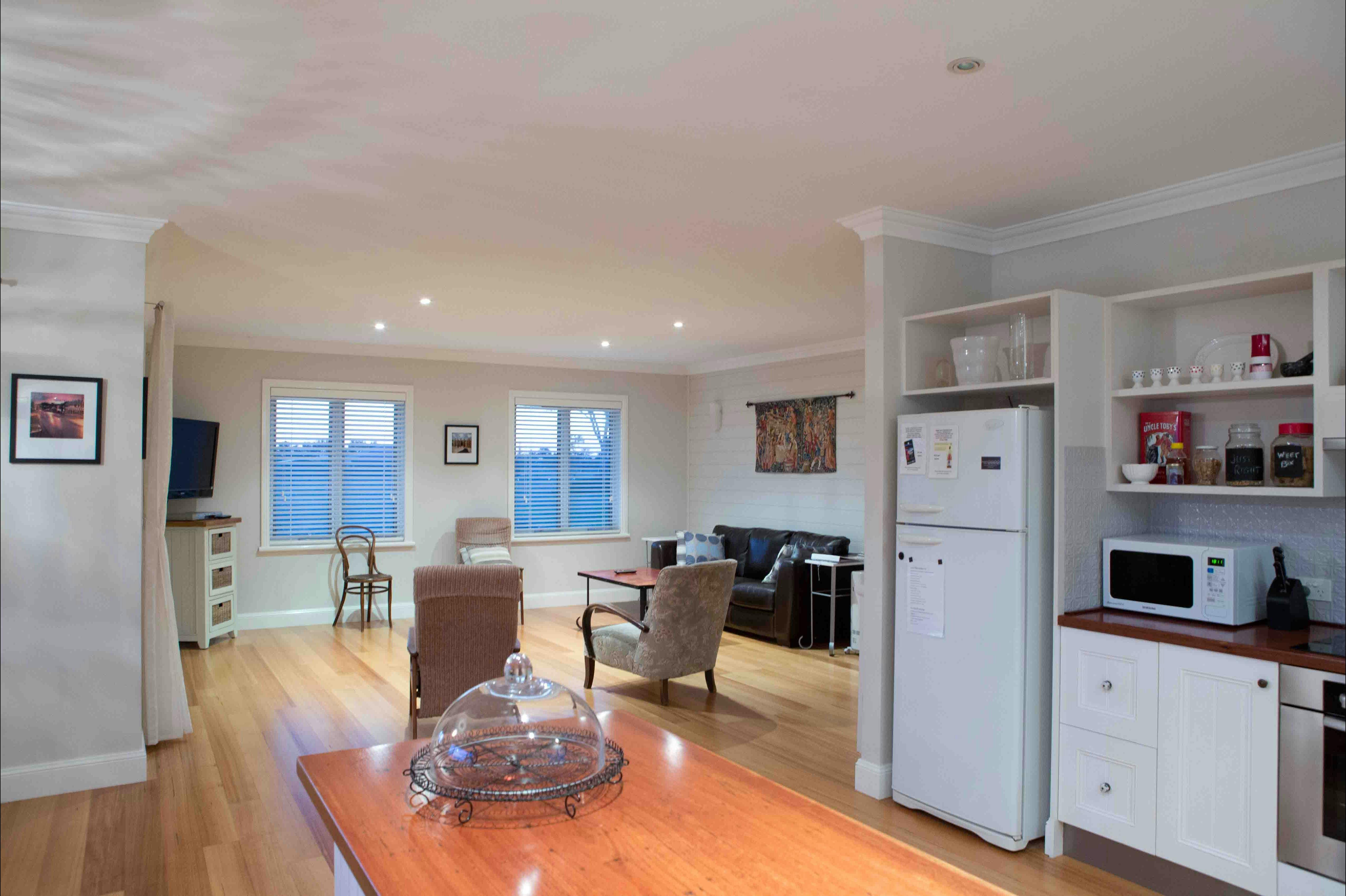 코티지 주방에서 라운지로