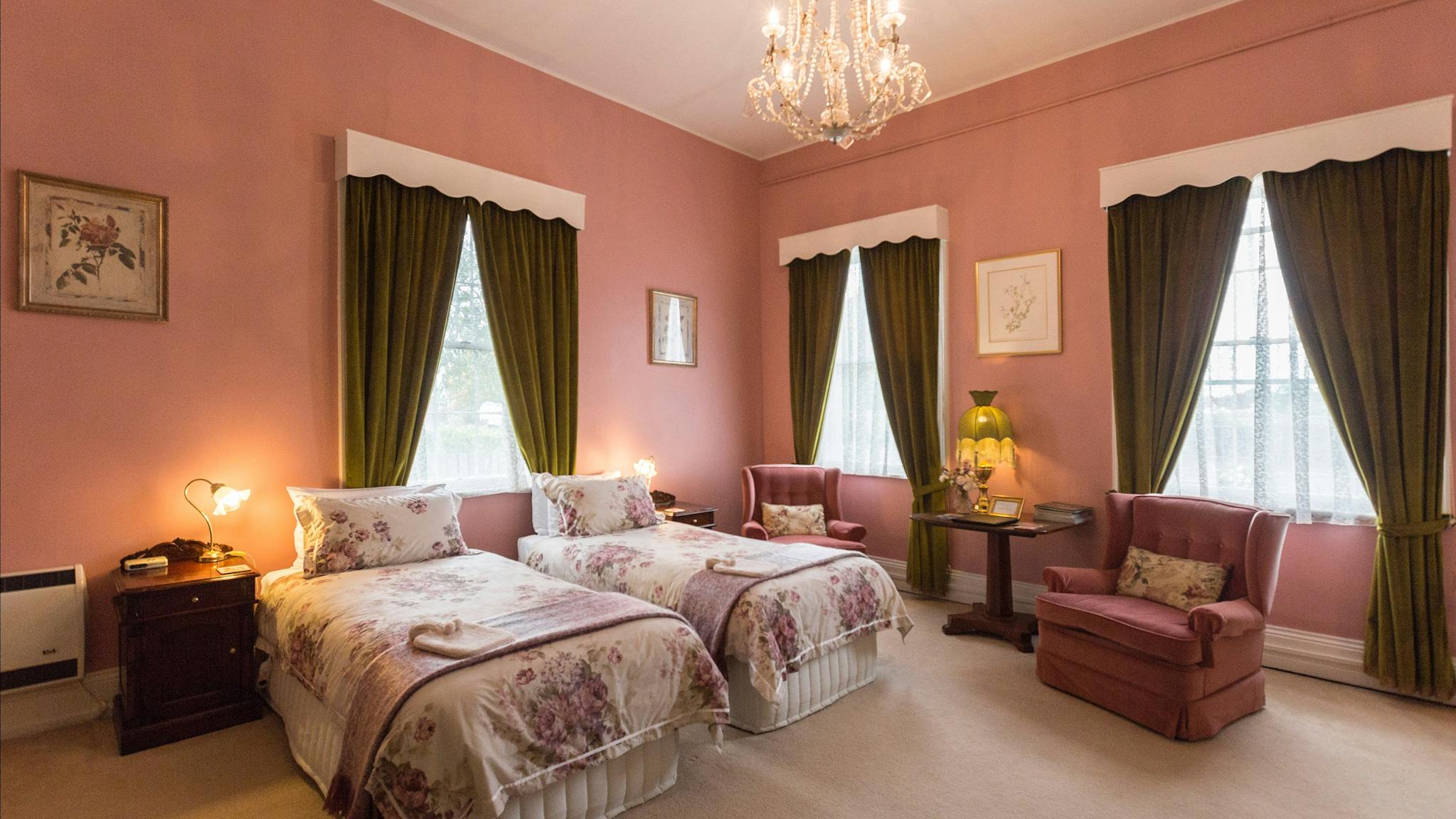 Downstairs King Superior with spa bath - The Racecourse Inn, Longford Tasmania - heritage B&B