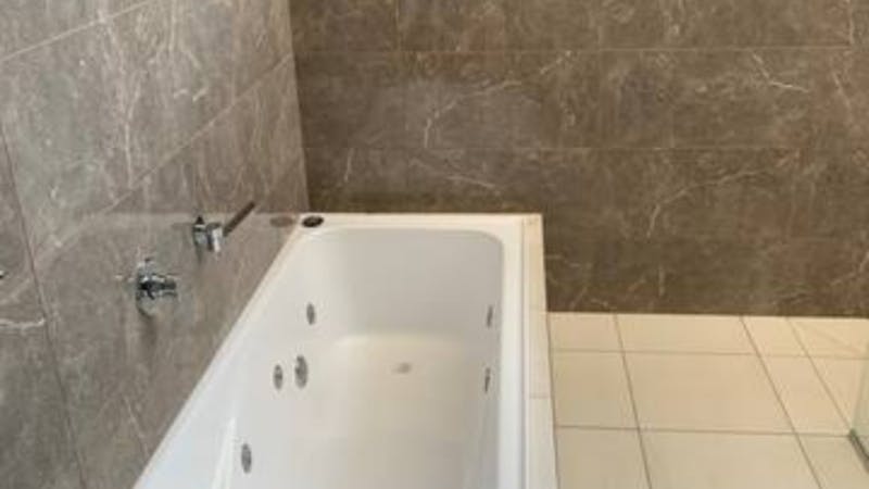 1st Floor Apartment spa bath