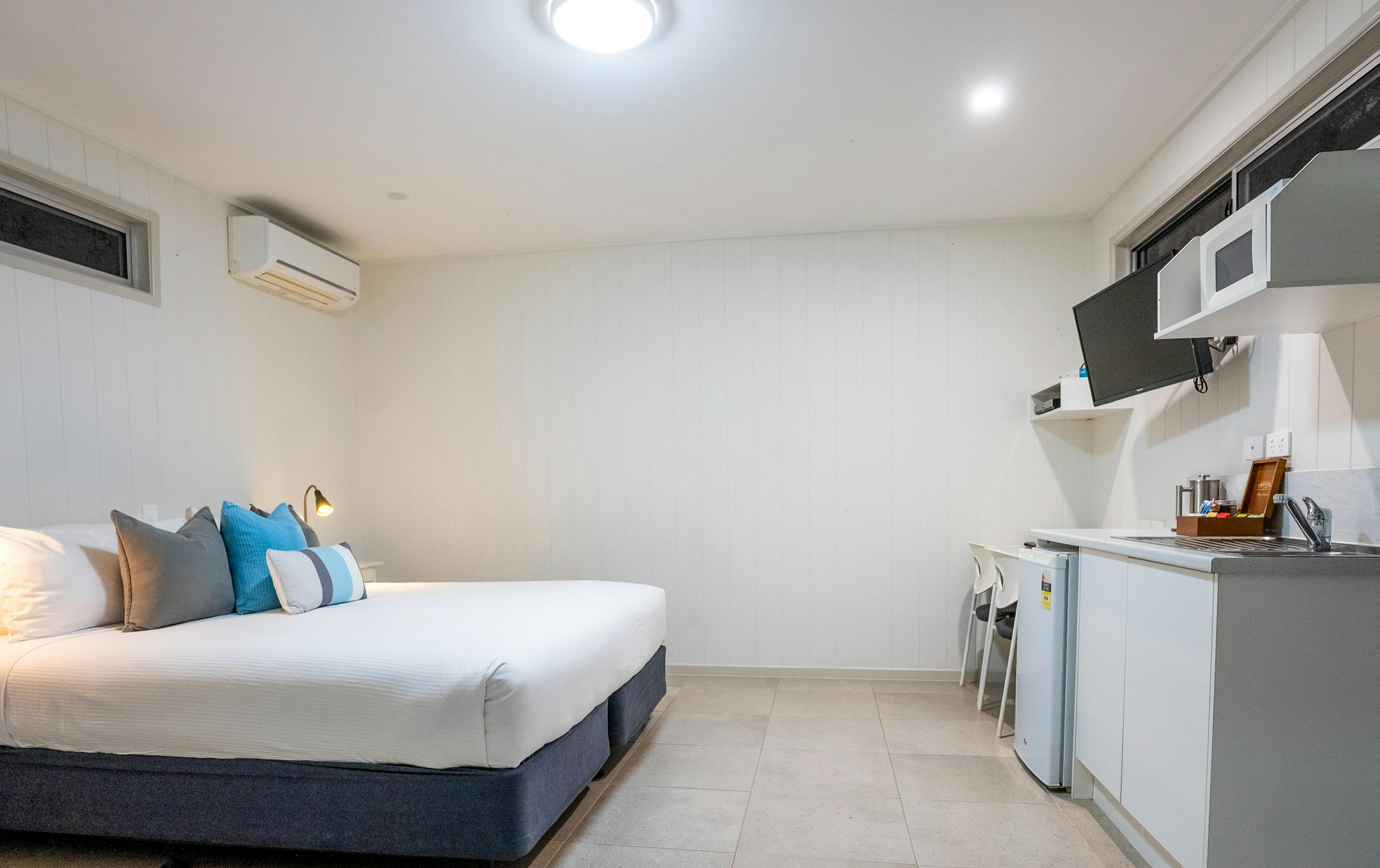 King bed in outback studio room