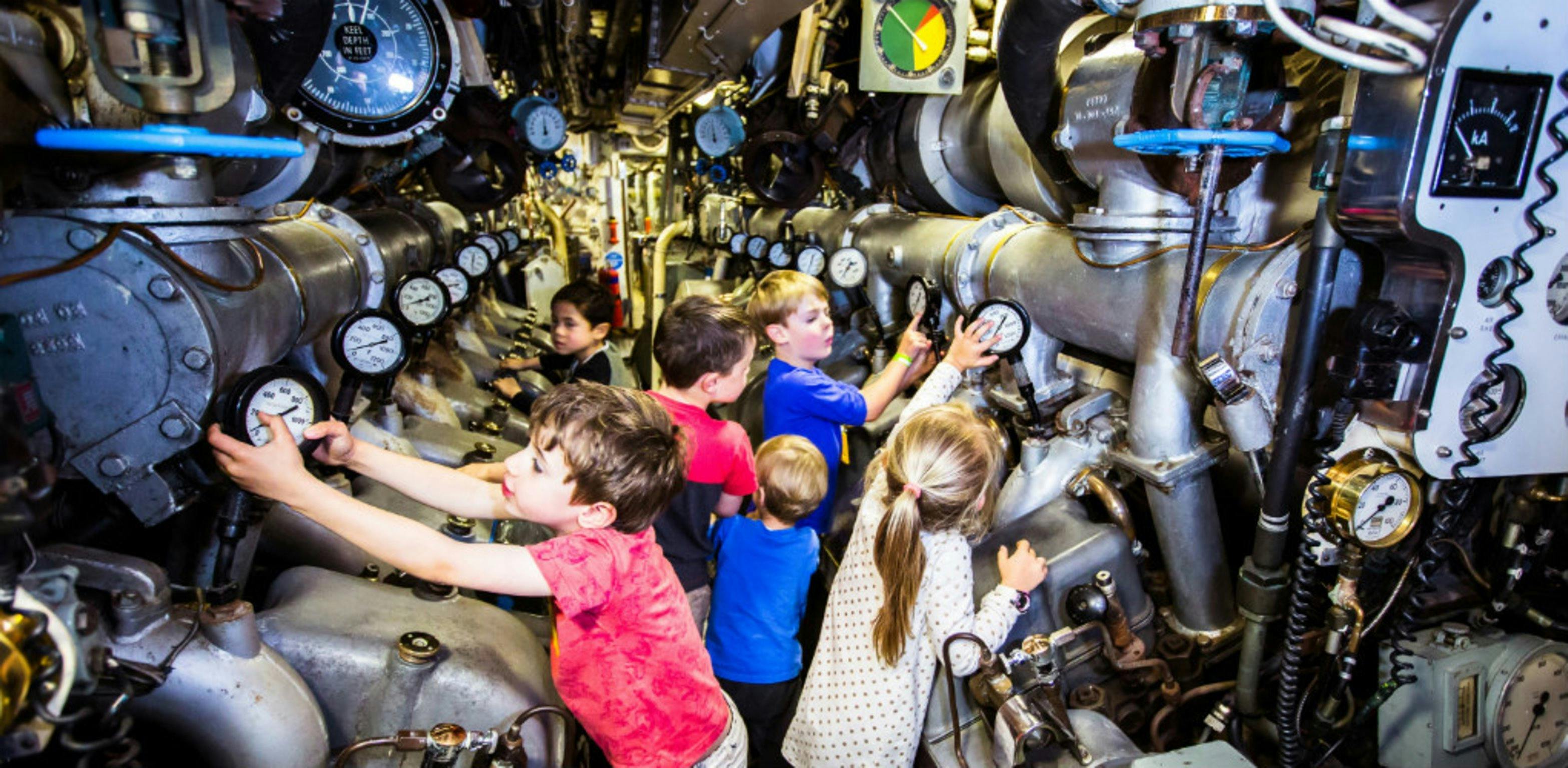 機械で遊んでいるOnslow内の子供たち