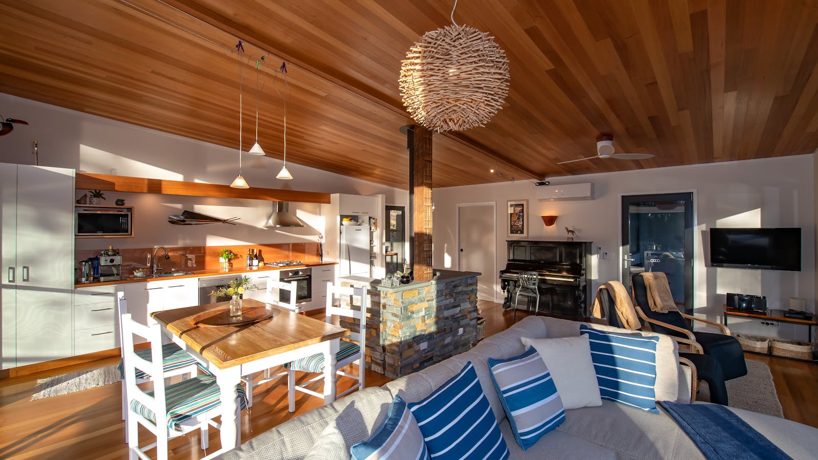 Spacious light-filled retreat style living