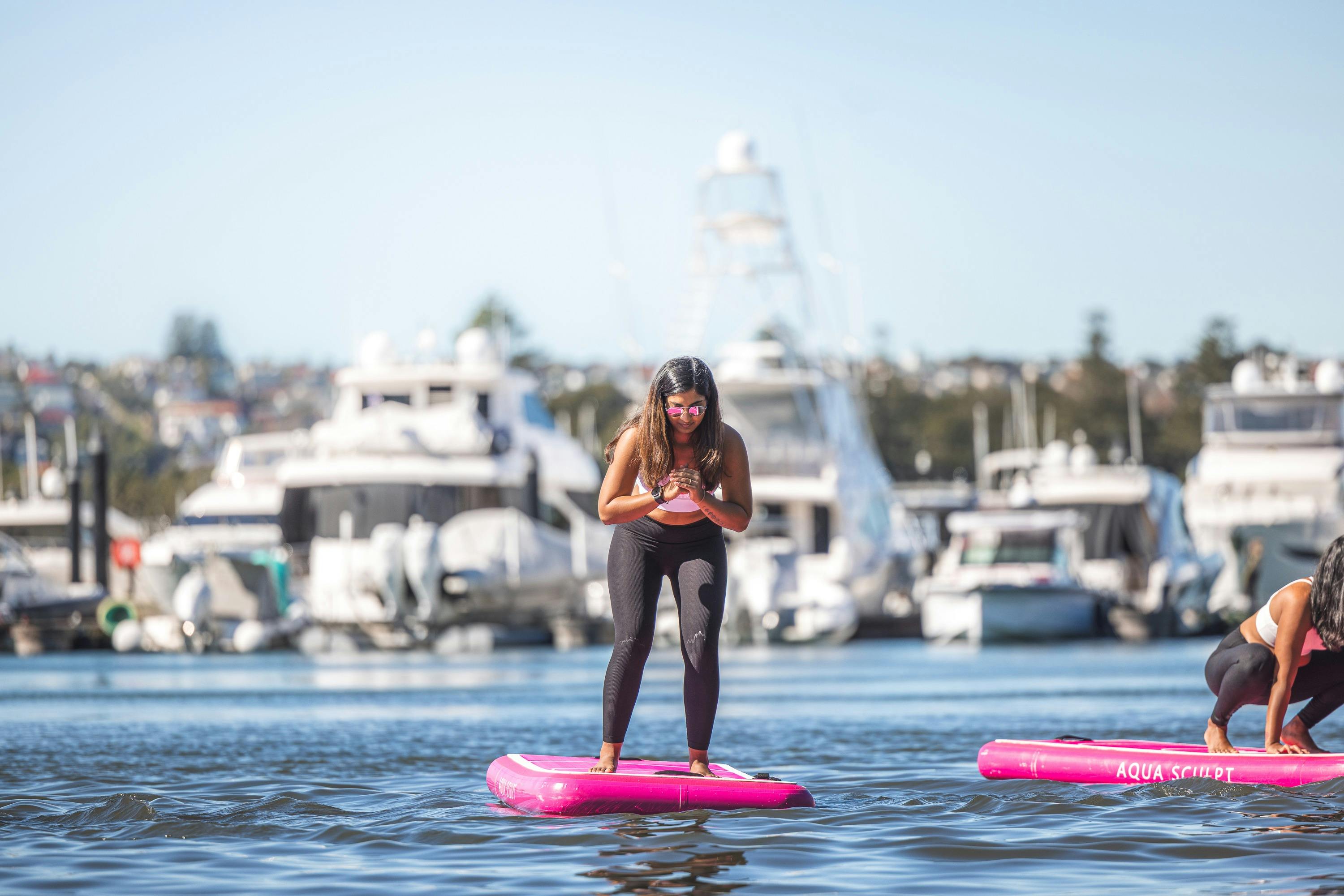 아쿠아 스컬프트 보드 위에 서 있는 초급 참가자