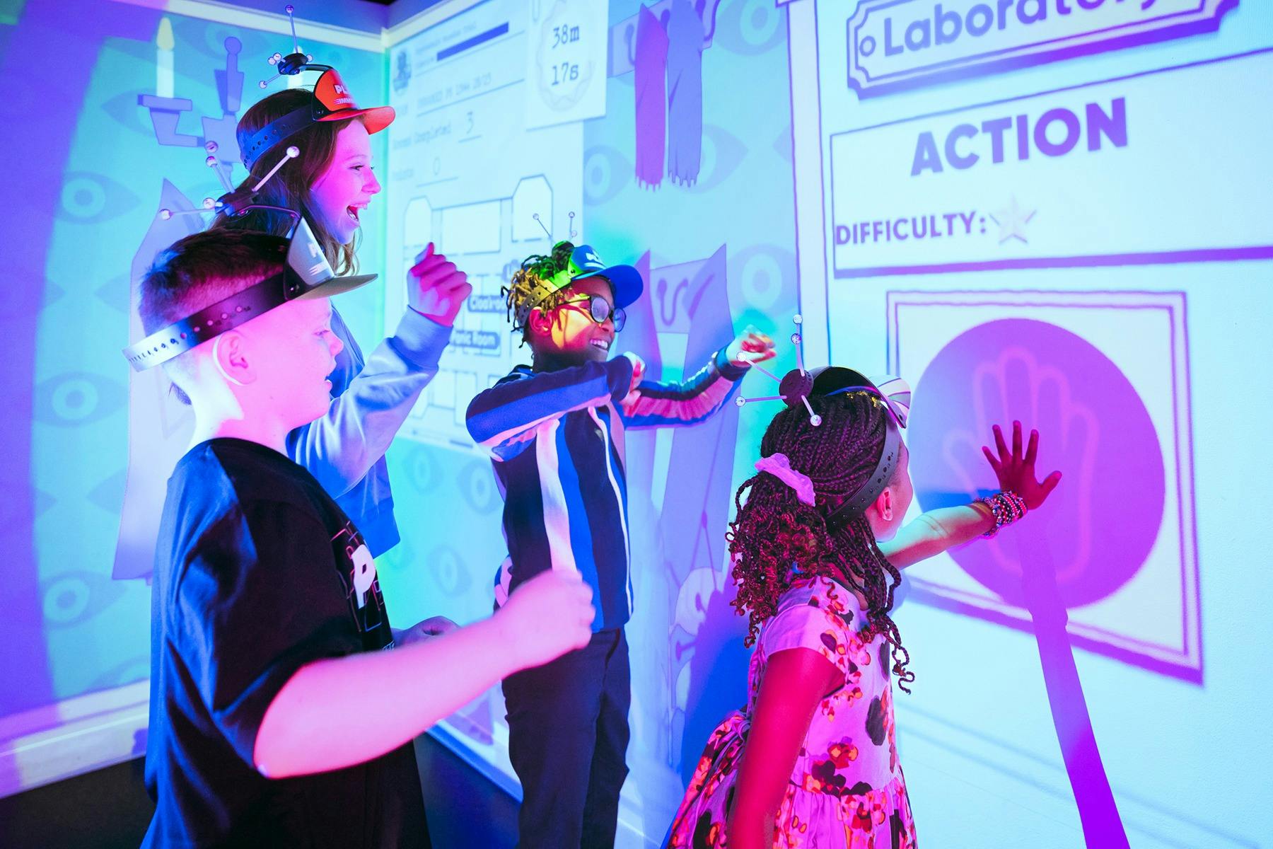 一群孩子在互動牆中玩耍