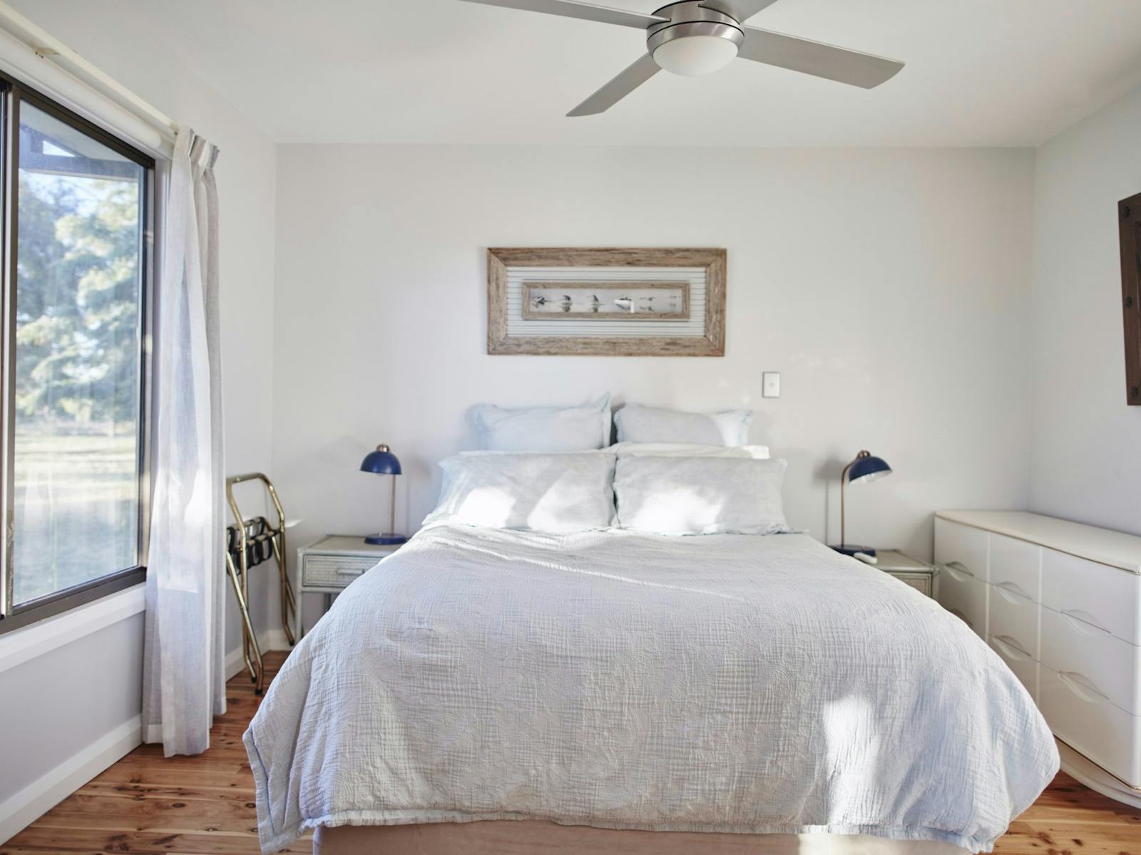 Moodemere Lake House queen bed