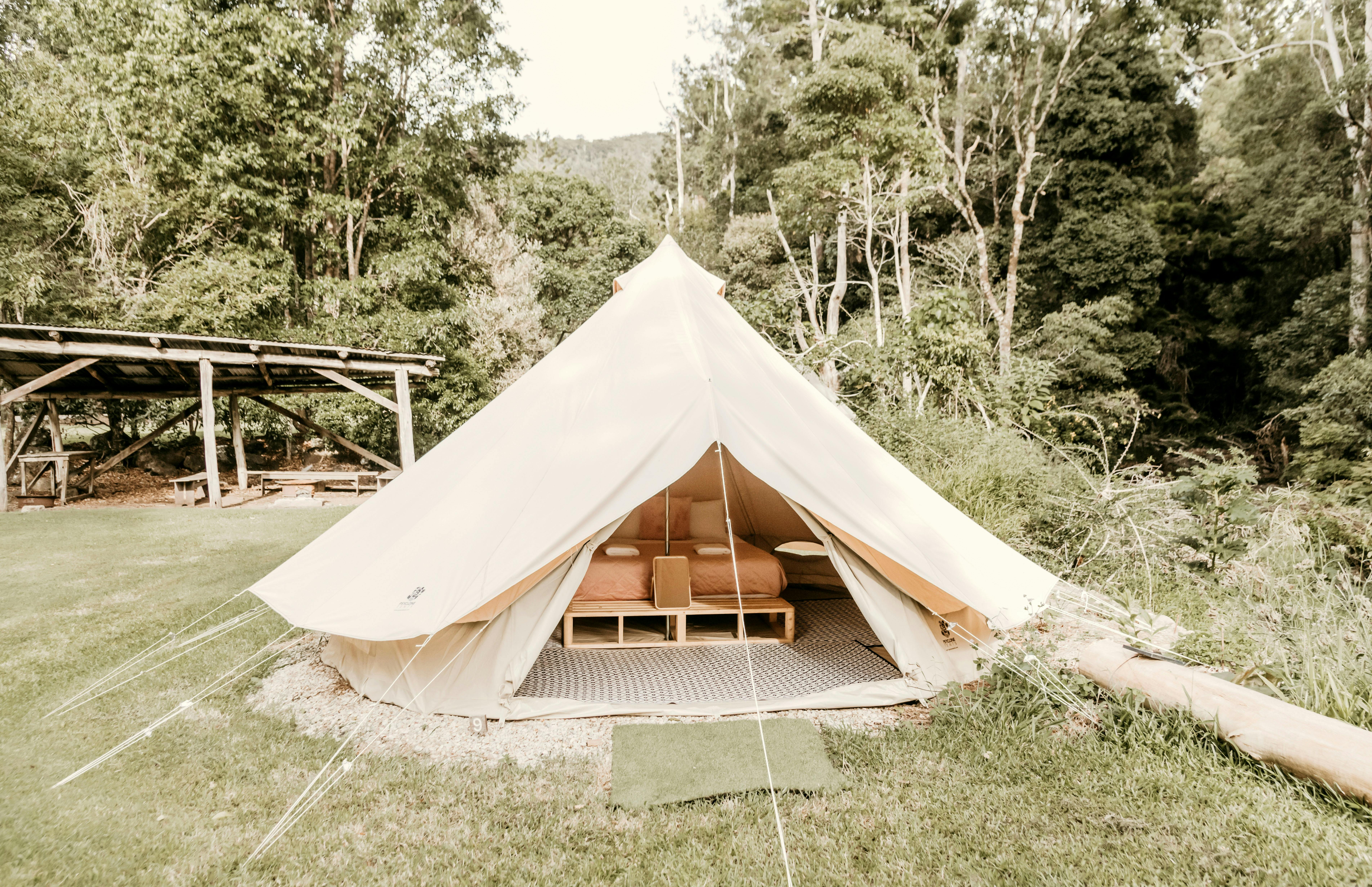 푸르른 녹색 풍경 속에서 즐기는 즐거운 캠핑 경험