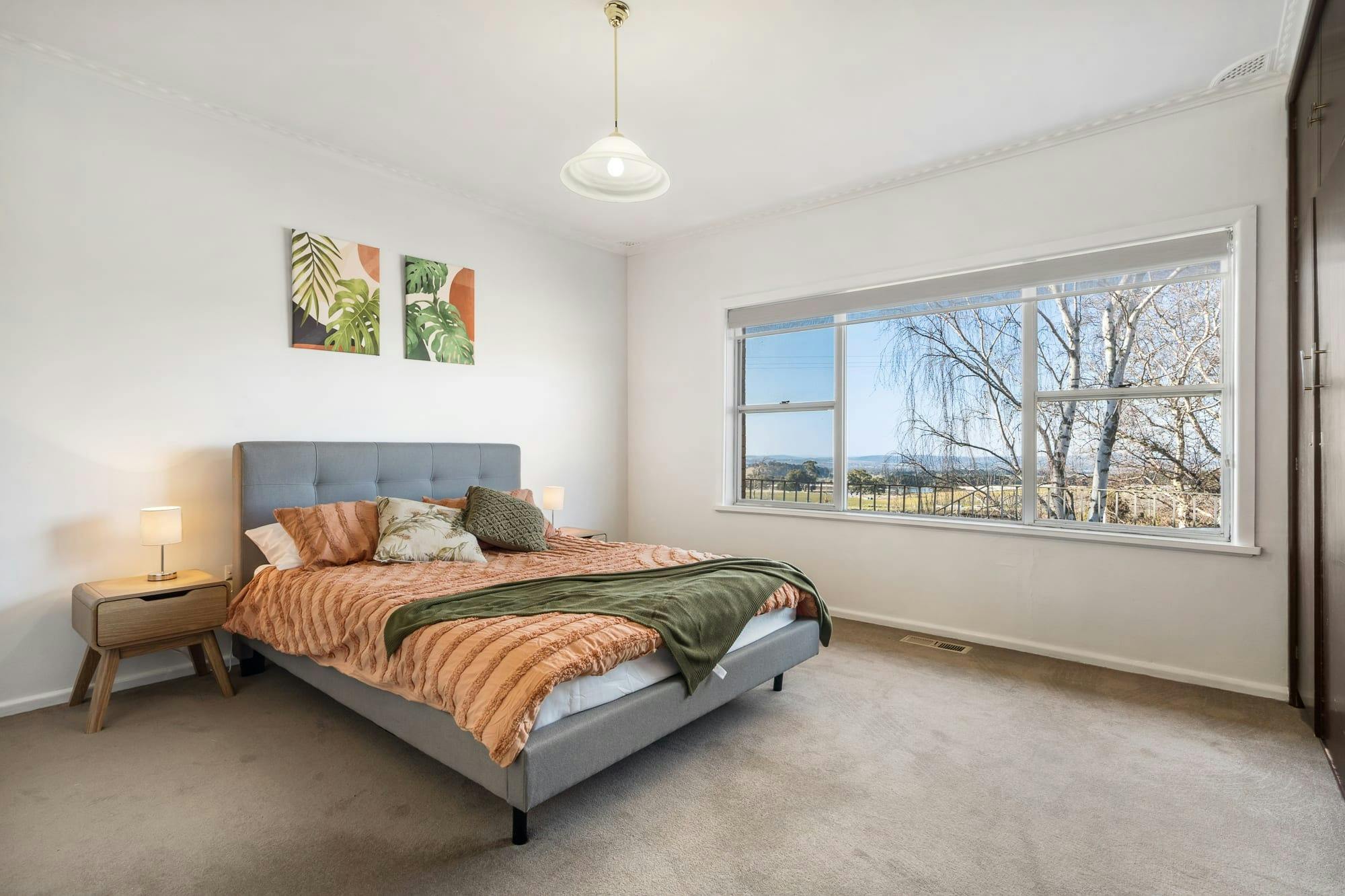 Beautiful bed with panoramic views, amazing to wake up to in the morning. Orange countryside.