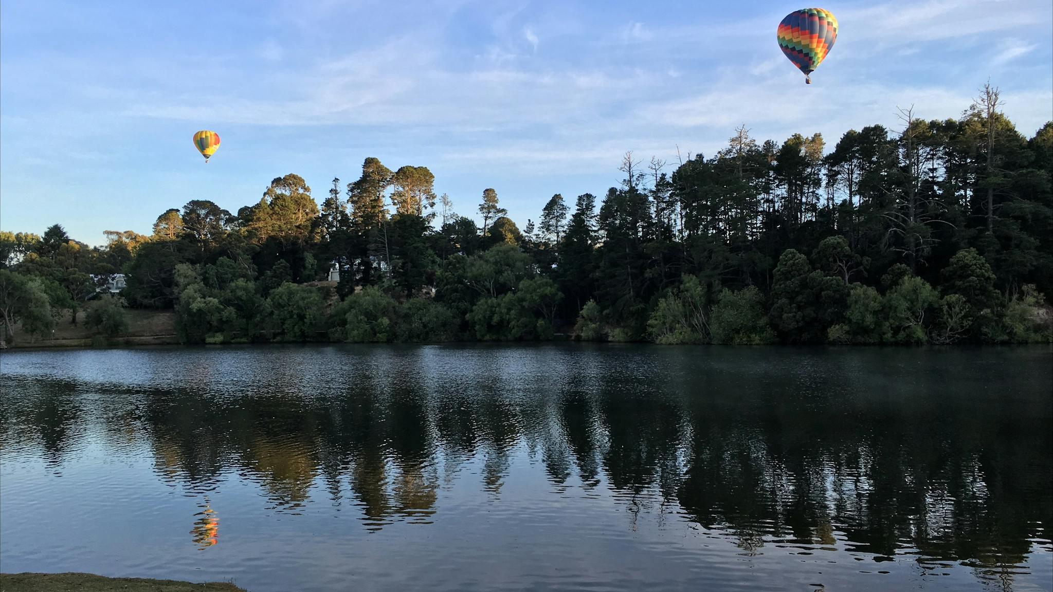 Lake Daylesford with hot air balloons