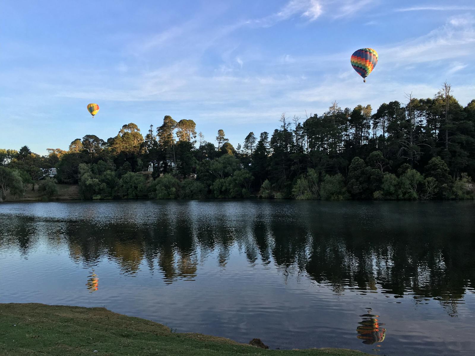 Lake Daylesford with hot air balloons