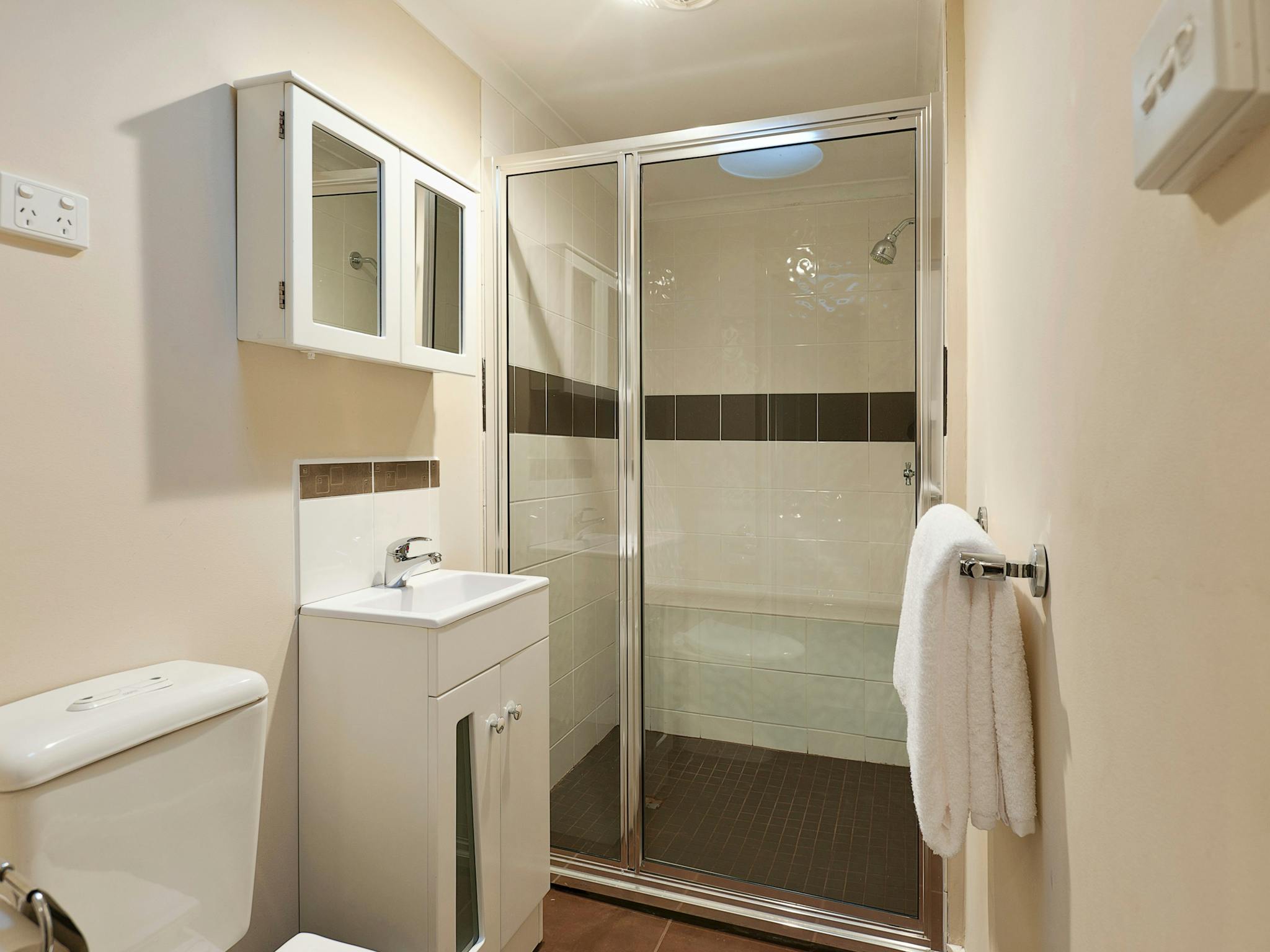 Ensuite to main bedroom