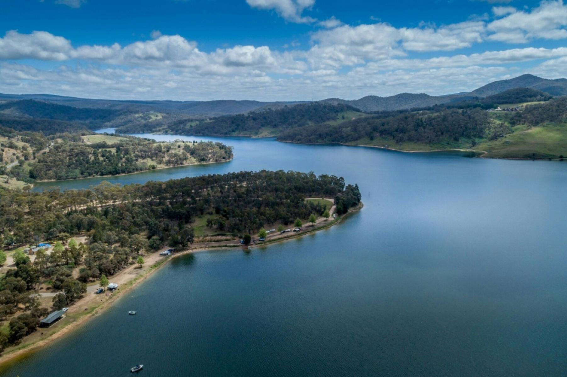 Blick aus der Luft über den blauen Lake Lyell und die Buschland-Campingplätze im Lake Lyell Recreation Park