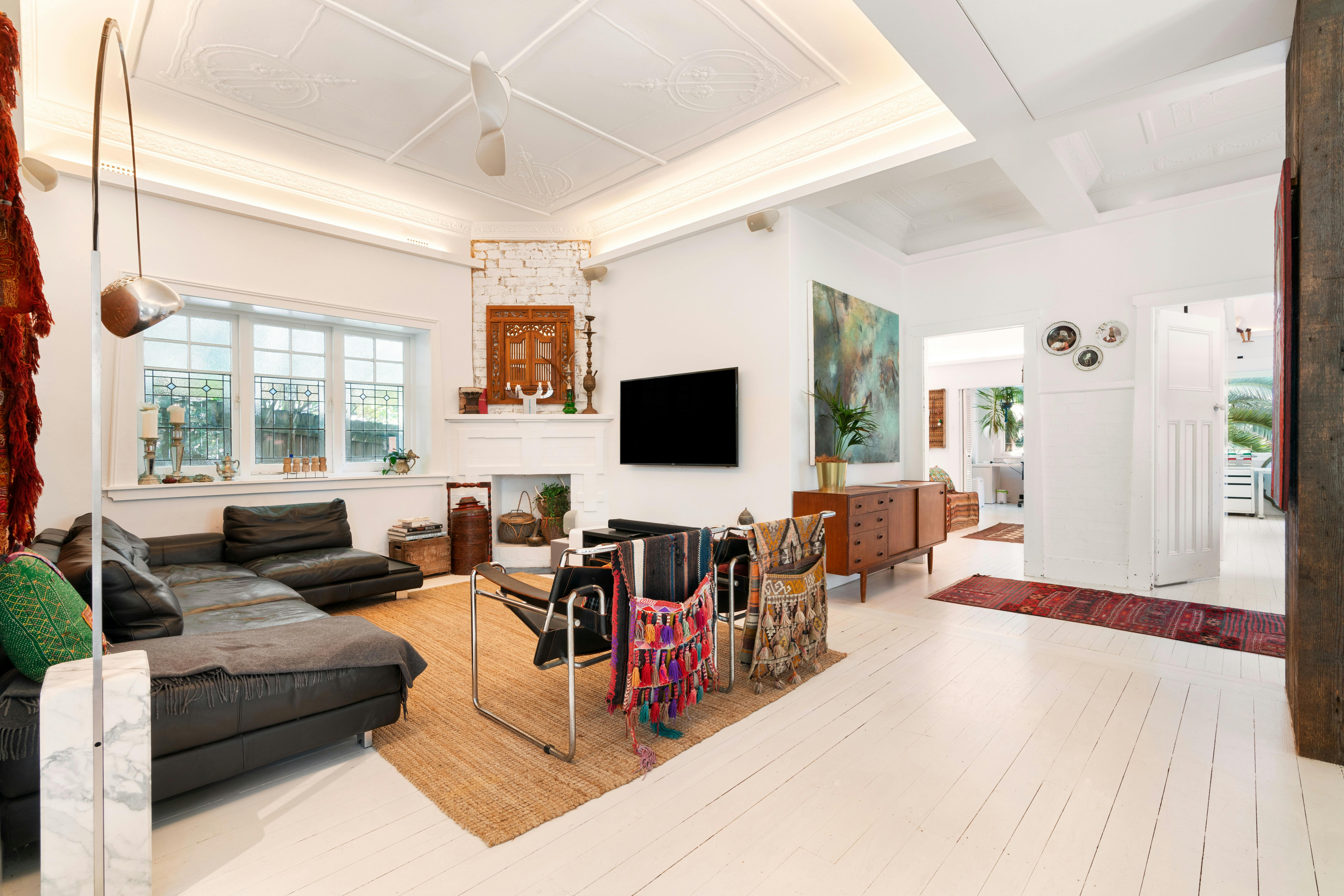 寬敞的客廳配有現代家具、藝術品和舒適的氛圍。