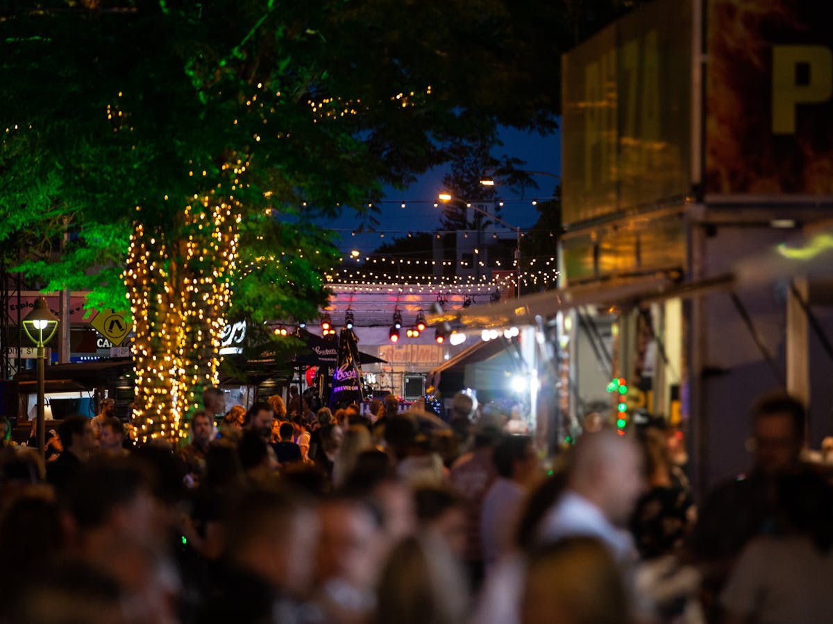 Bustling Bay Terrace - Wynnum Fringe 2021