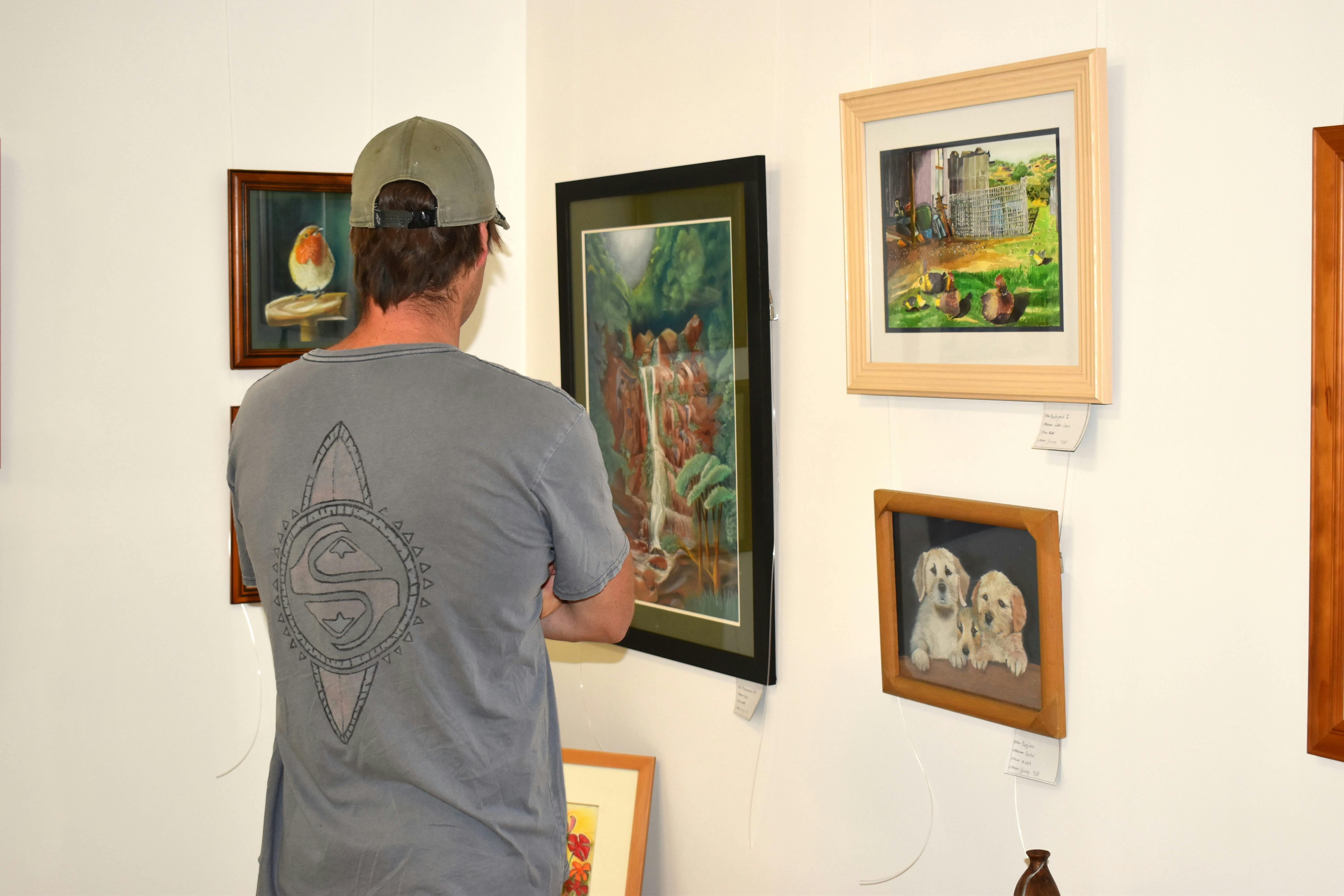 예술 작품 컬렉션을 감상하는 방문객.