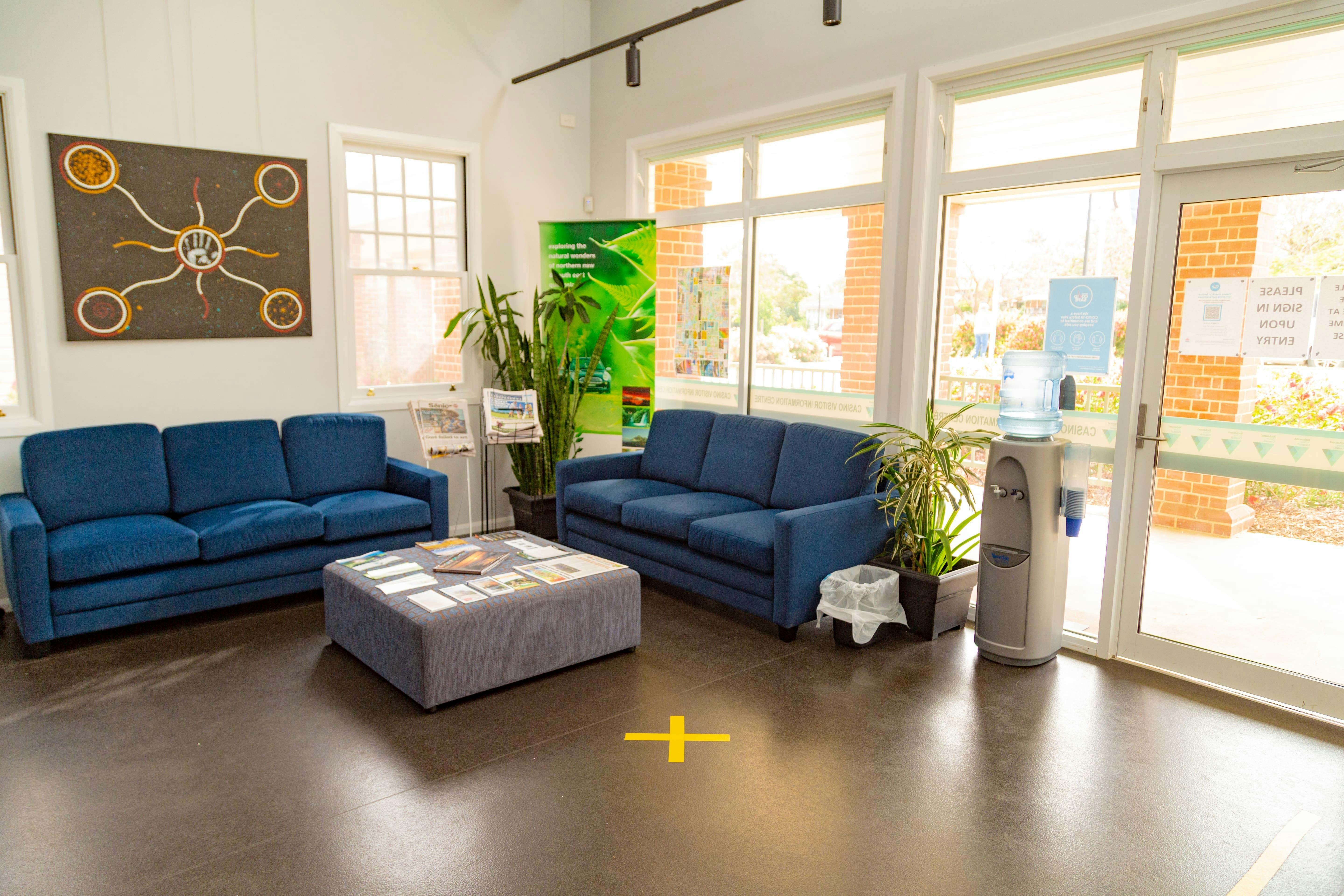 방문자 정보 센터 내부. 사진 라운지 및 오토만