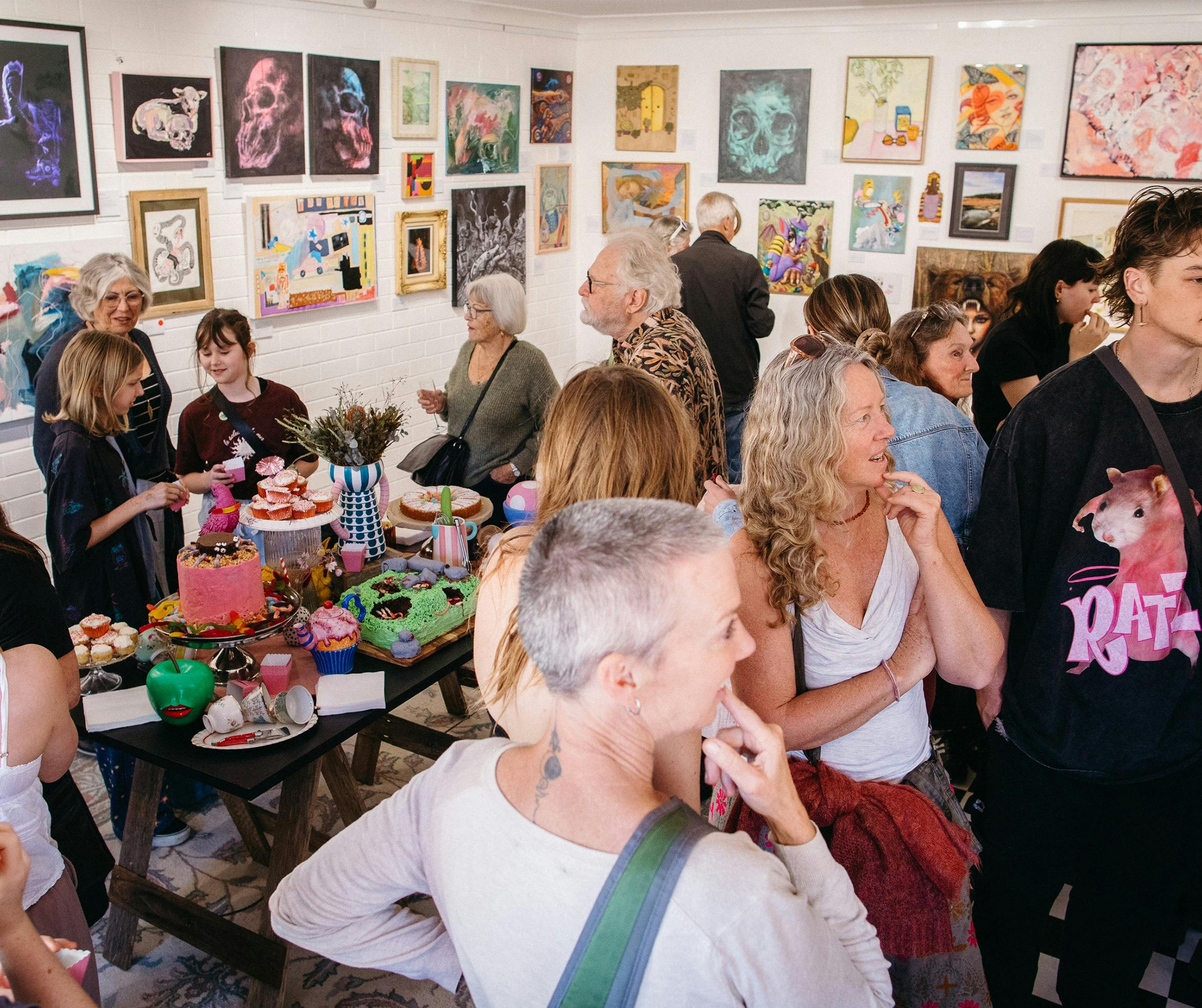 The Laneway Gallery 的群展開幕式人潮湧動。