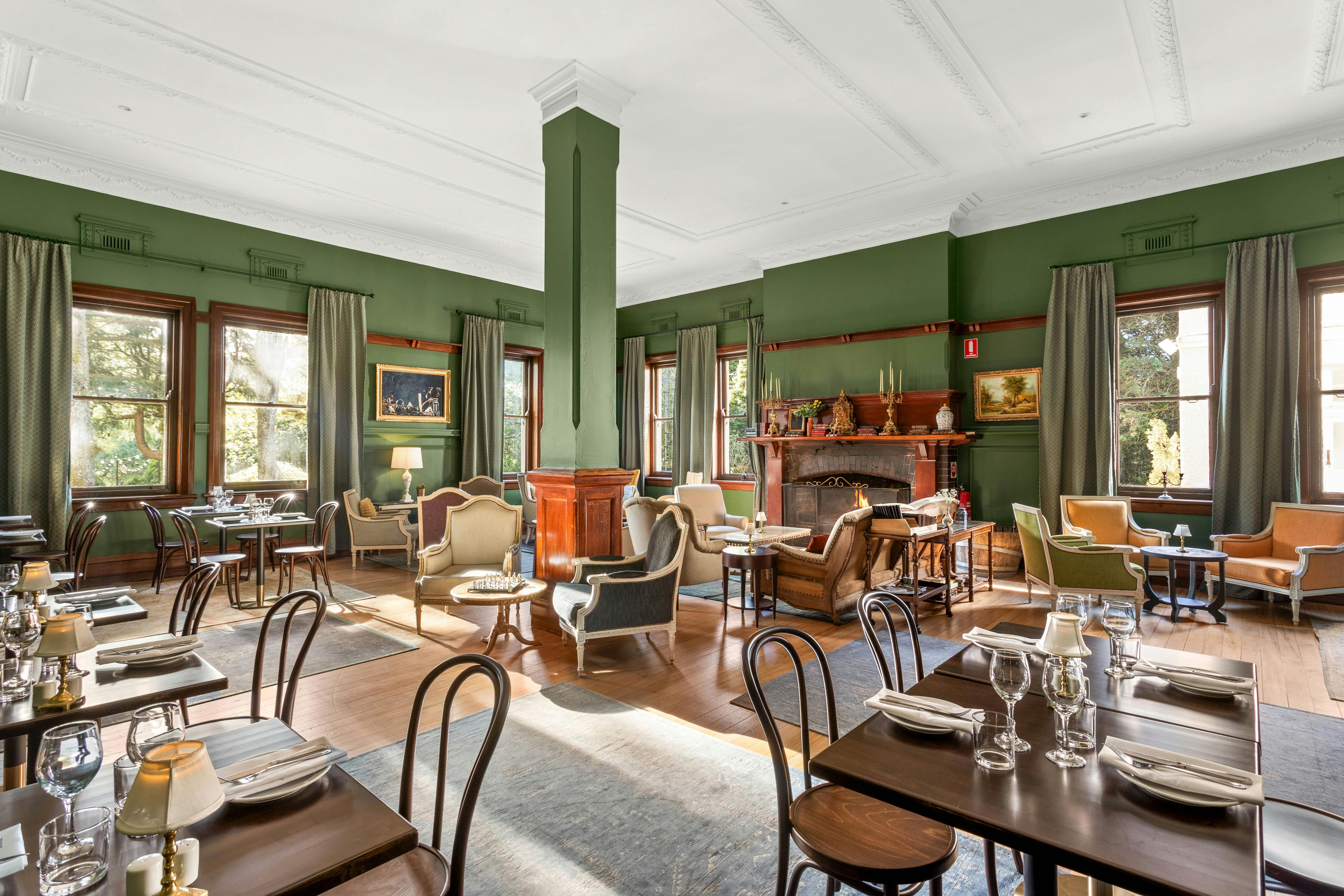 로버트슨 호텔의 라운지 룸