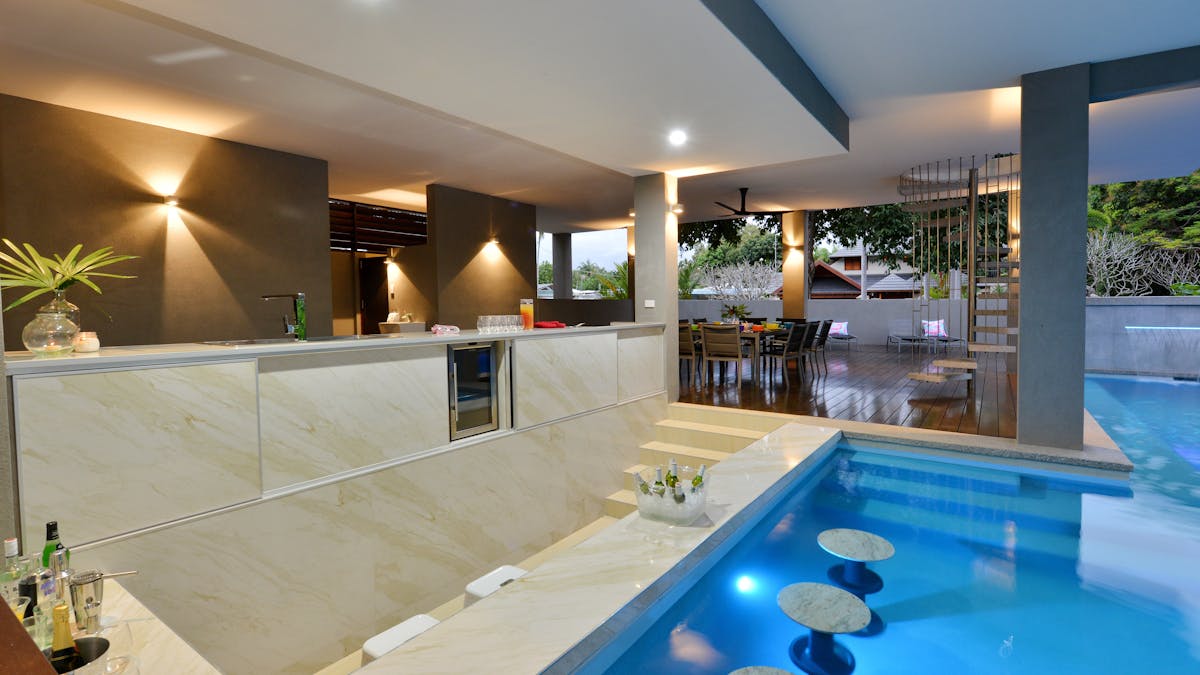 Swim up pool bar
