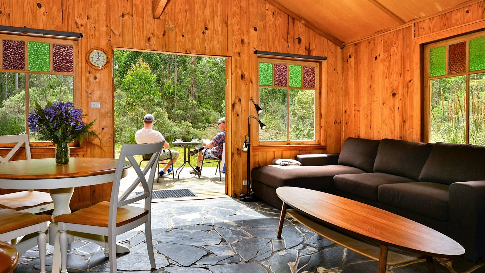 Saintys Creek Cottage: lounge area and bush views.