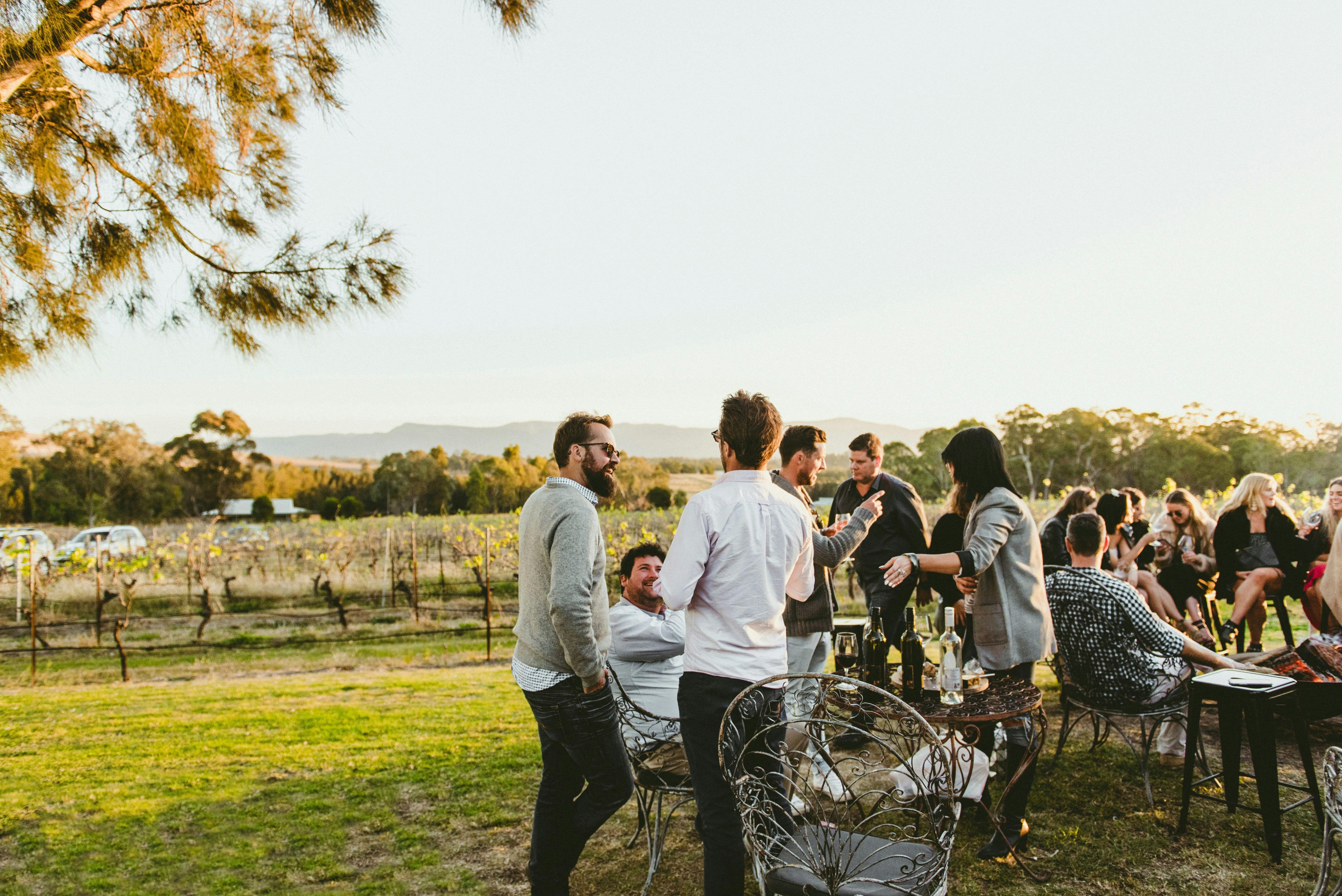 朋友們在羅斯伯里藍莓山酒莊一邊欣賞美景一邊品嚐葡萄酒