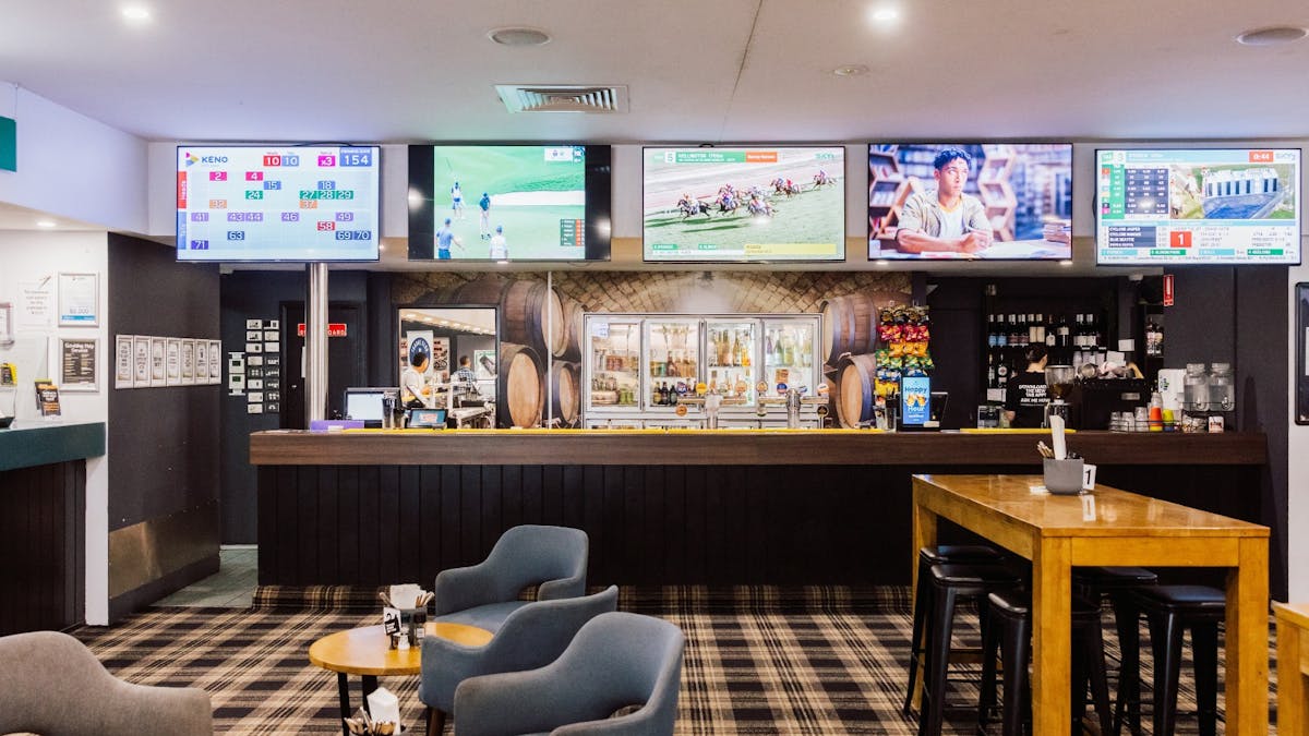 Reef Gateway Hotel - bar area