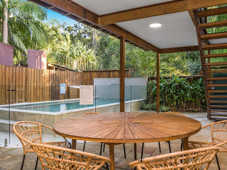 Skye Lodge - Byron Bay - Outdoor Dining and Pool