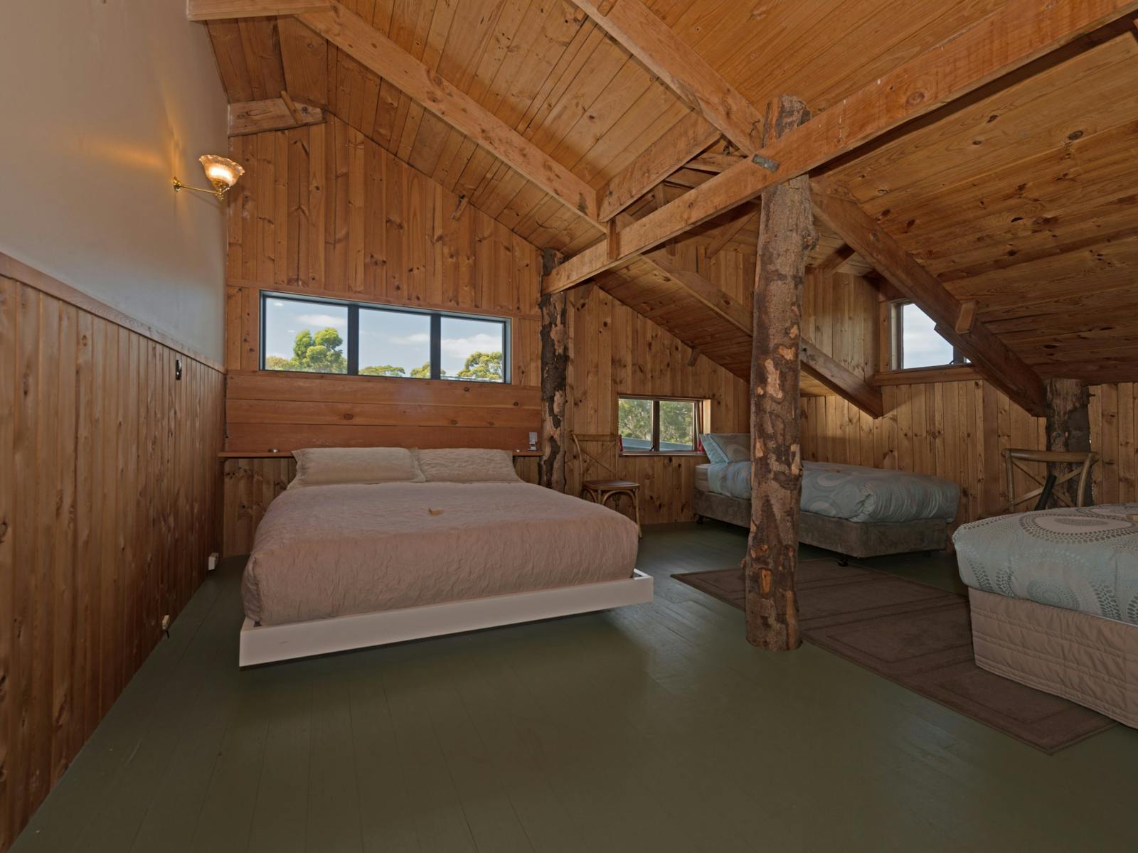 Bruny Island Lodge upstairs bedroom
