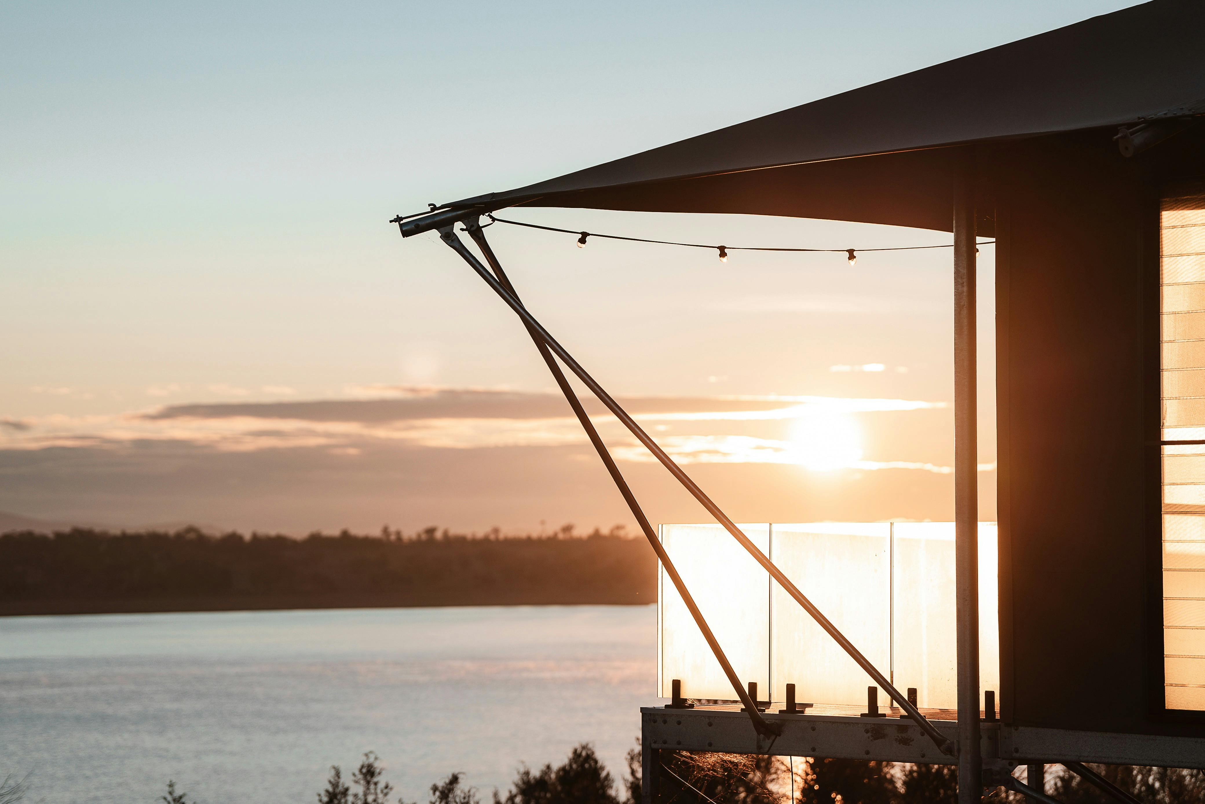 湖を見渡すワイルダーリュクスな景色
