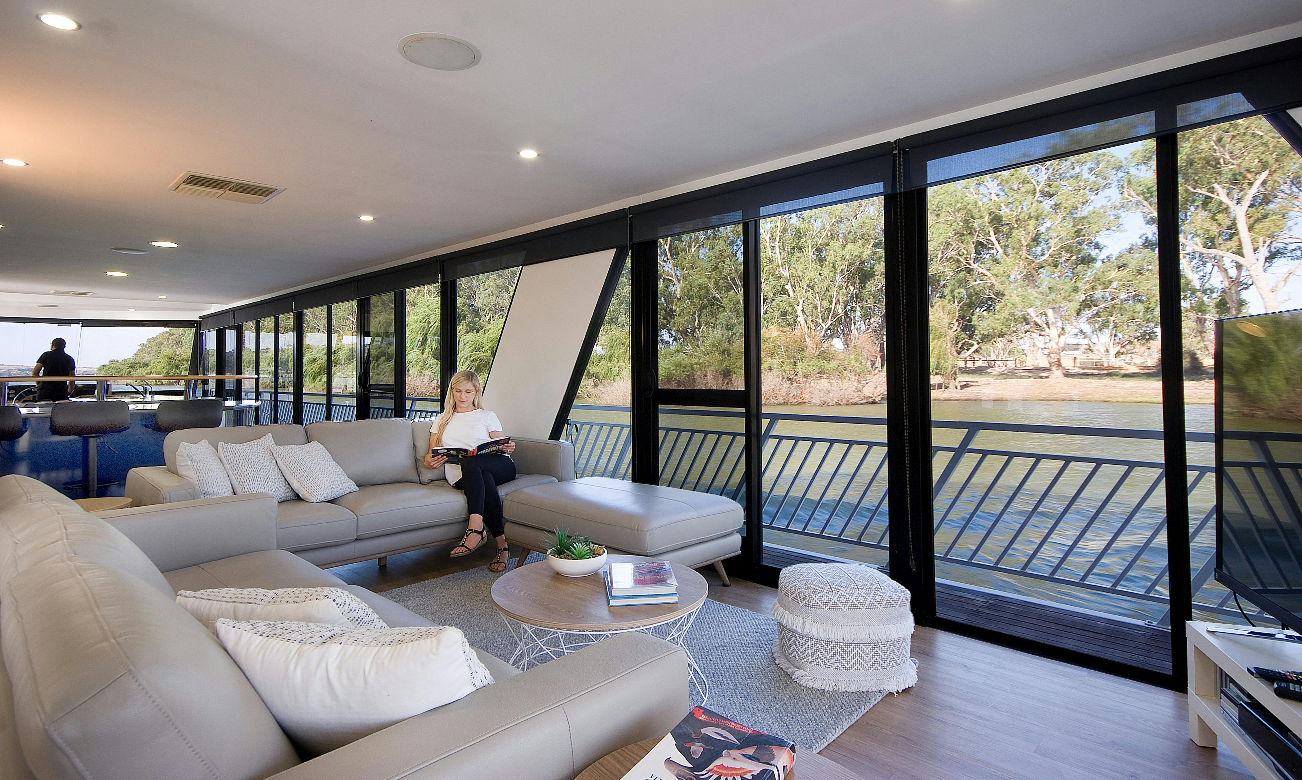 River Breez Lounge