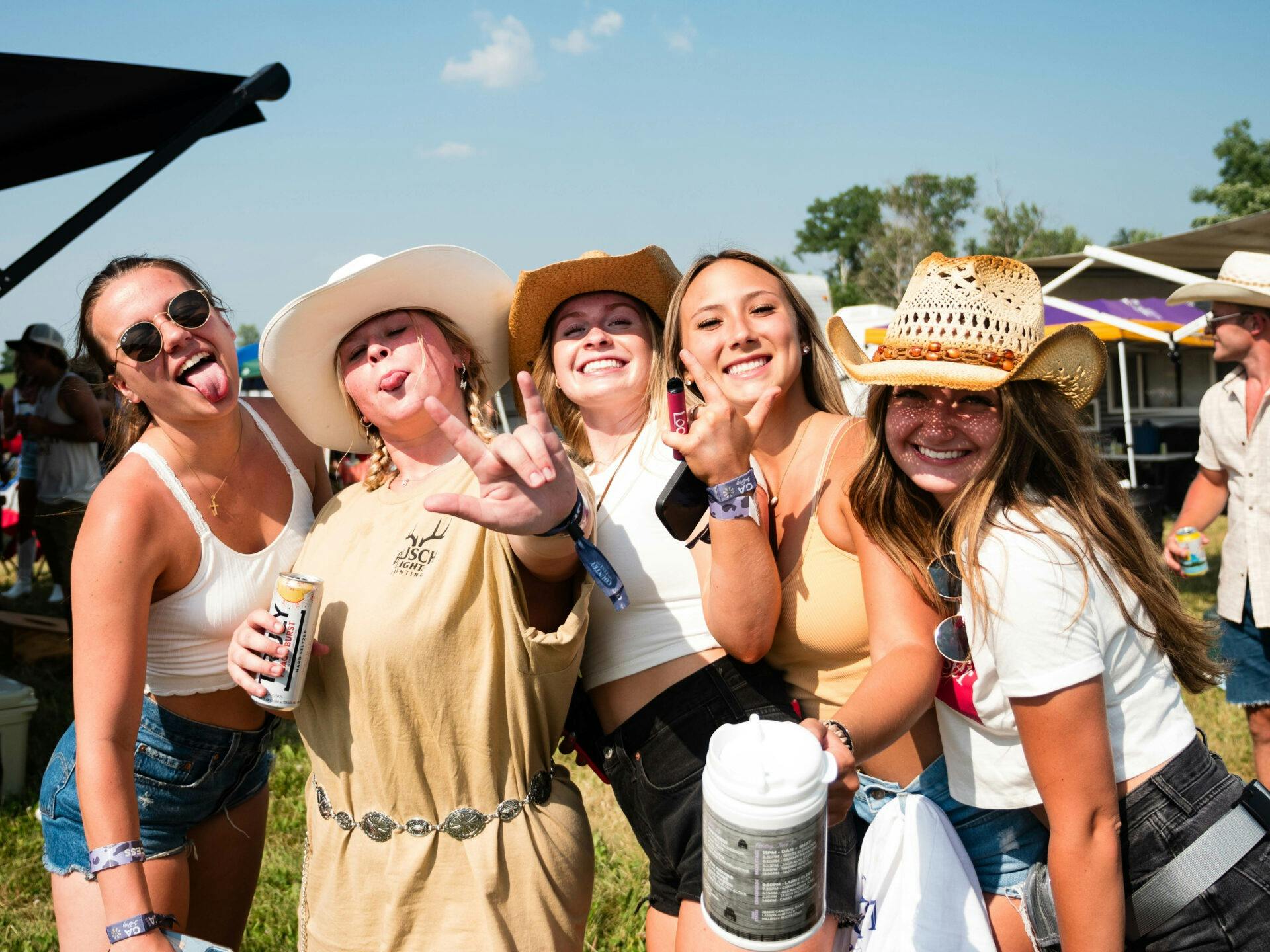 Country Vibe & Festival Feel