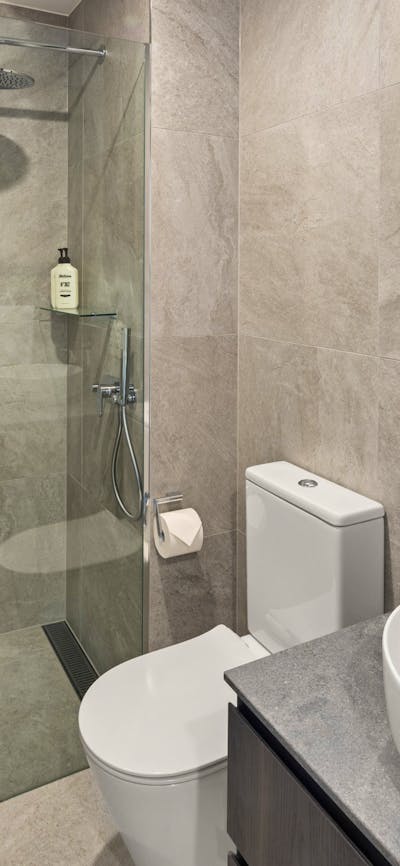 Guestroom bathroom
