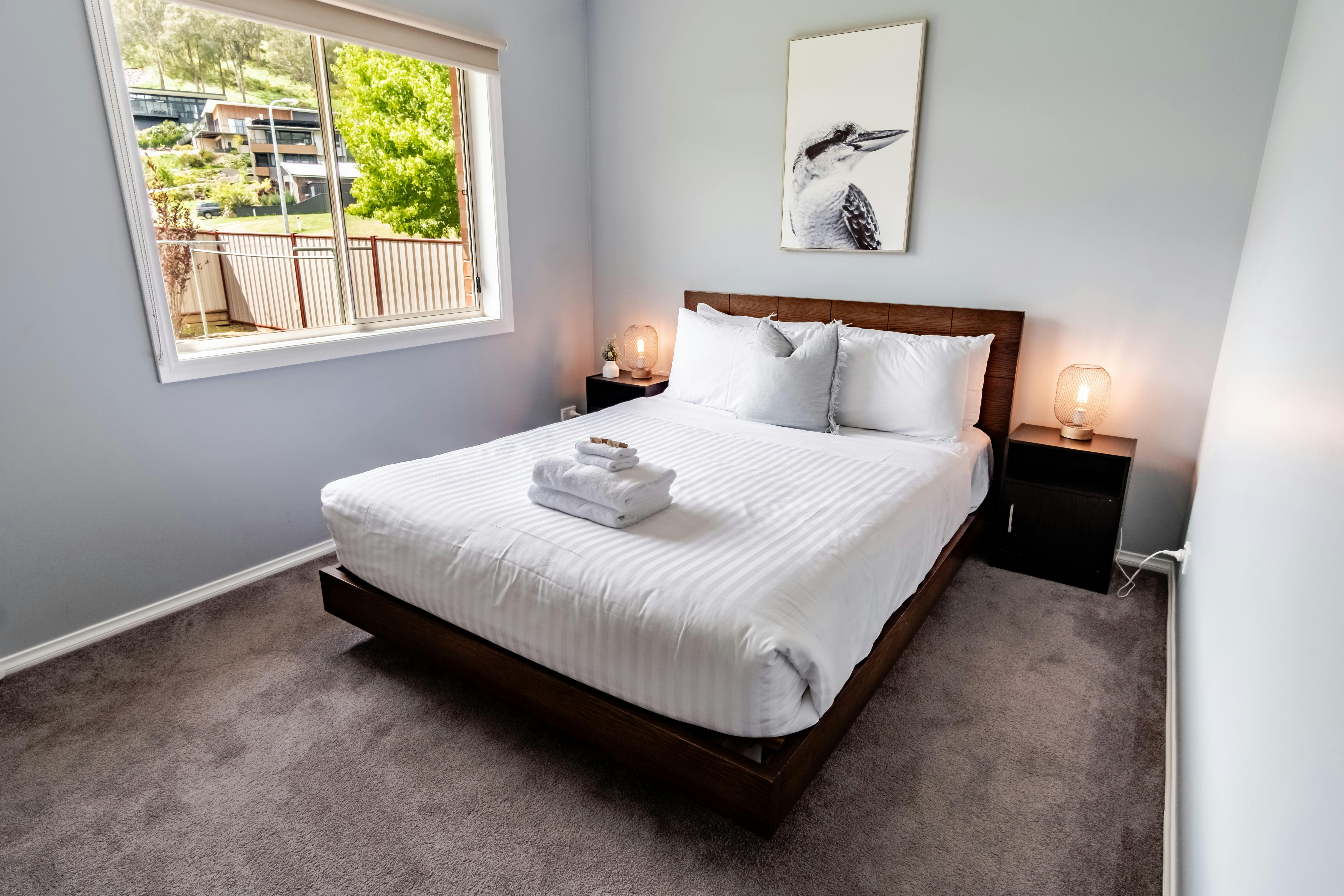 Shine Bright Queen Room 3 - Bright Pet Friendly Group Family Accommodation | Alpine Valley Getaways