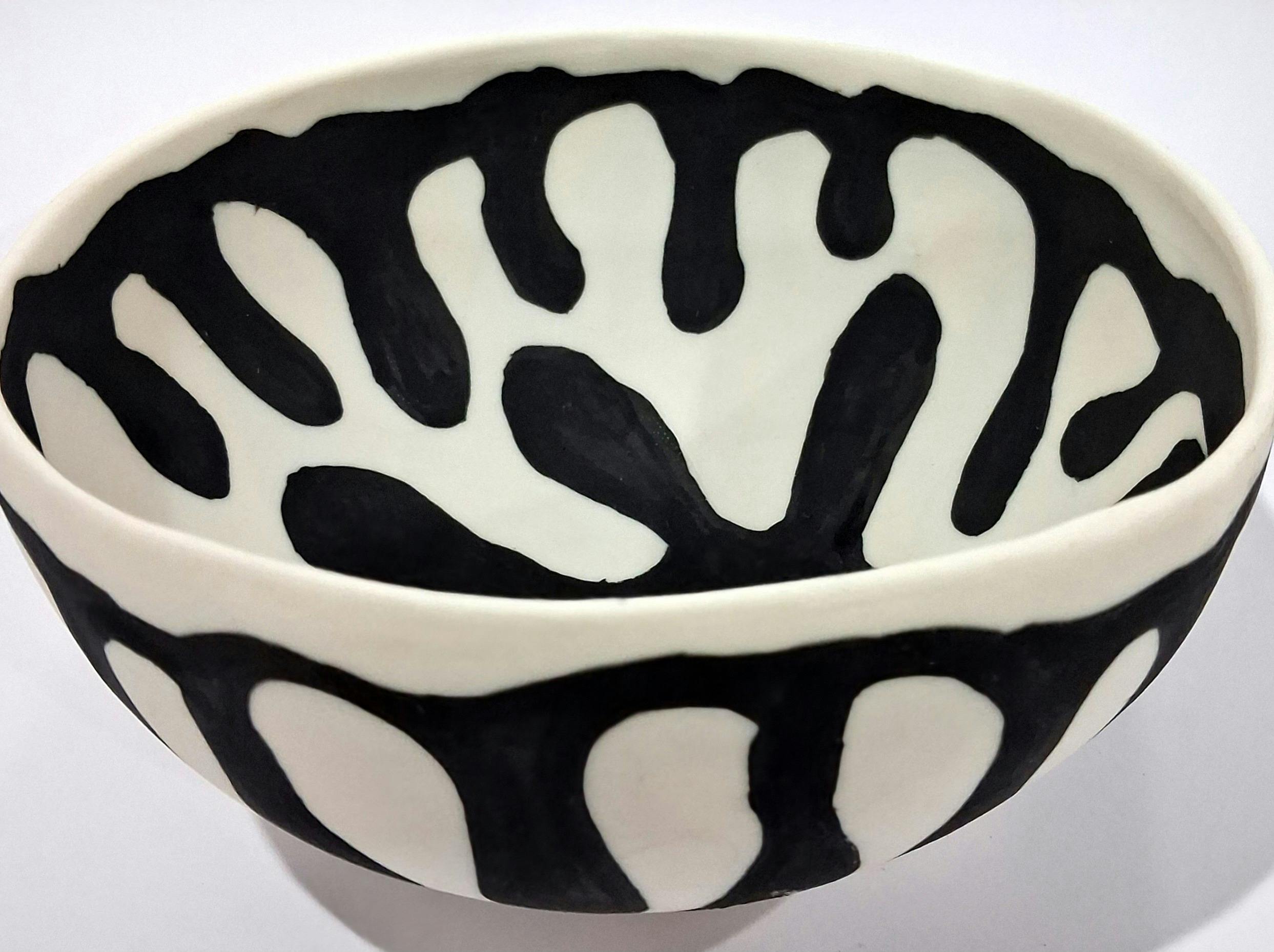 Ceramic bowl with black and white design