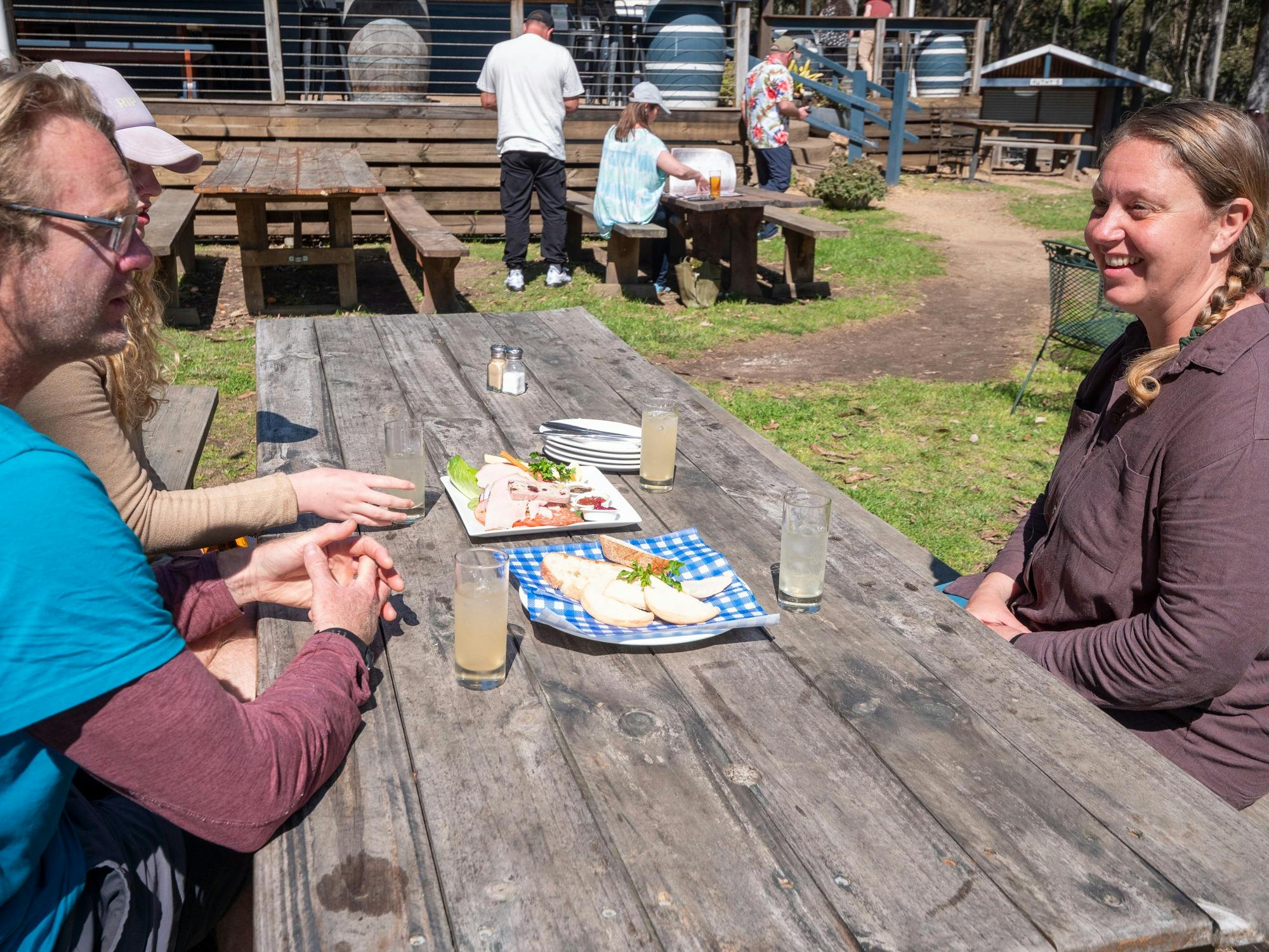 ティルバ・バレー・ワイナリーでチーズ盛り合わせを楽しむゲスト