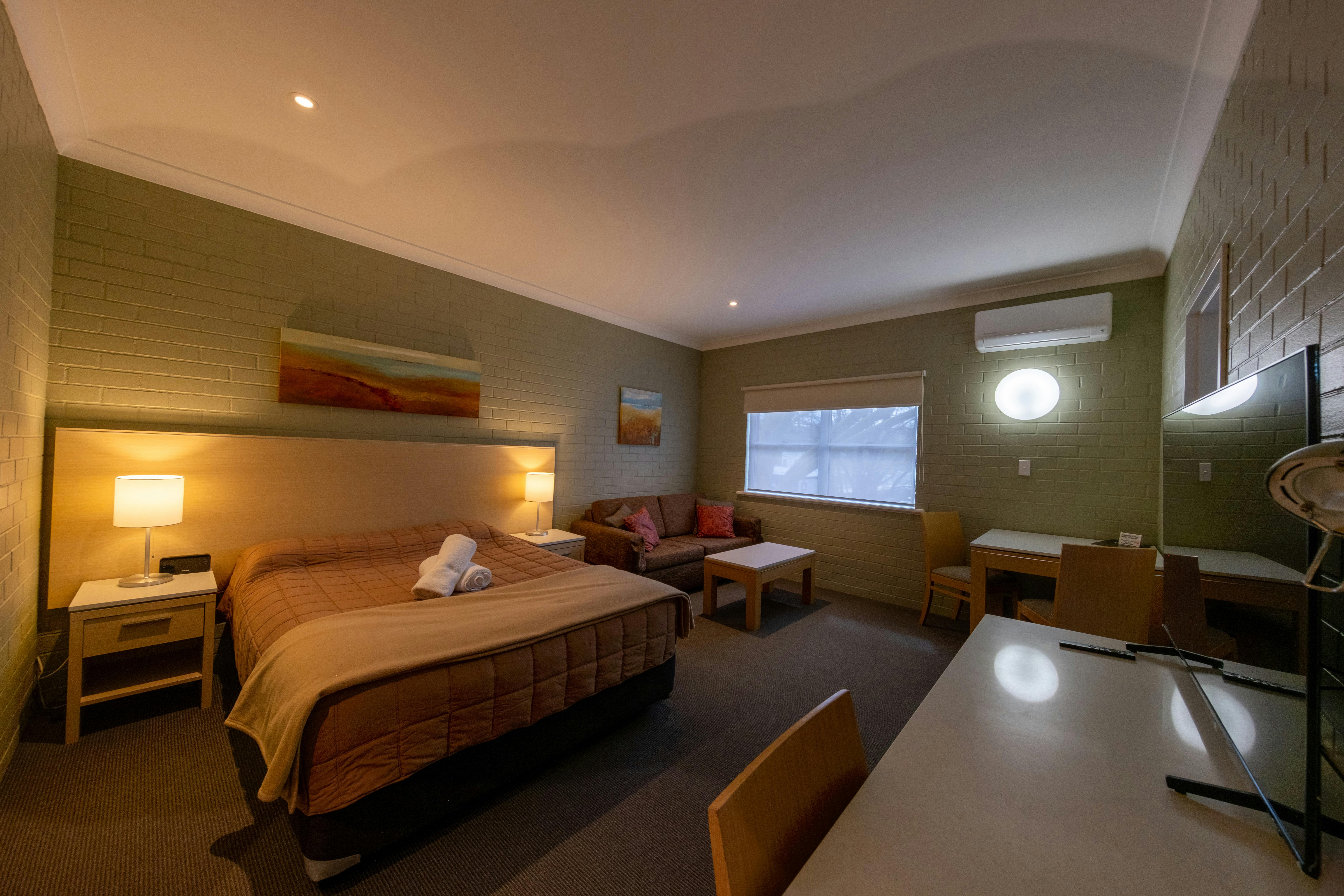 퀸 사이즈 침대 접이식 침대 싱글 침대 2개가 있는 패밀리룸