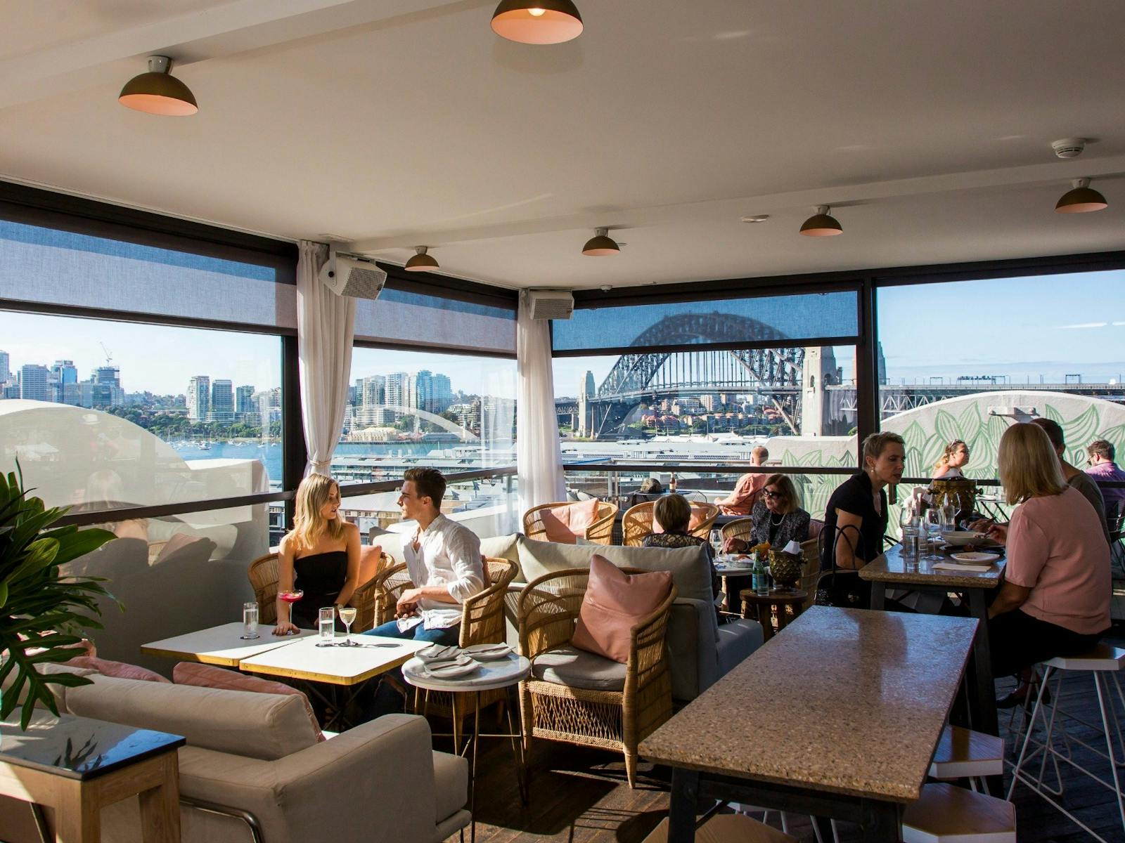 ヘンリーディーンの屋上カクテルラウンジで食べ物や飲み物を楽しむ人々