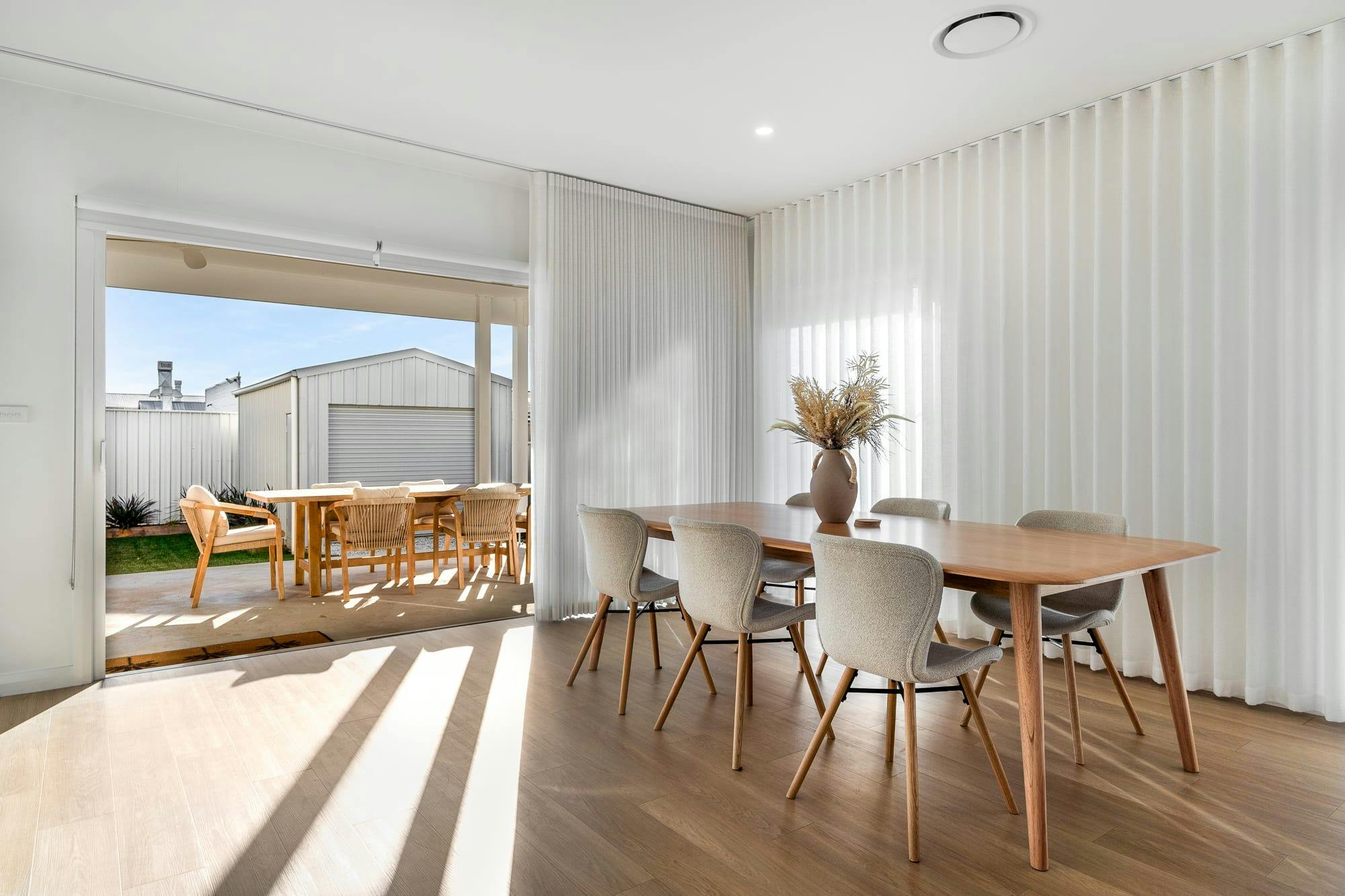 8名様まで収容可能な屋内/屋外ダイニングエリア