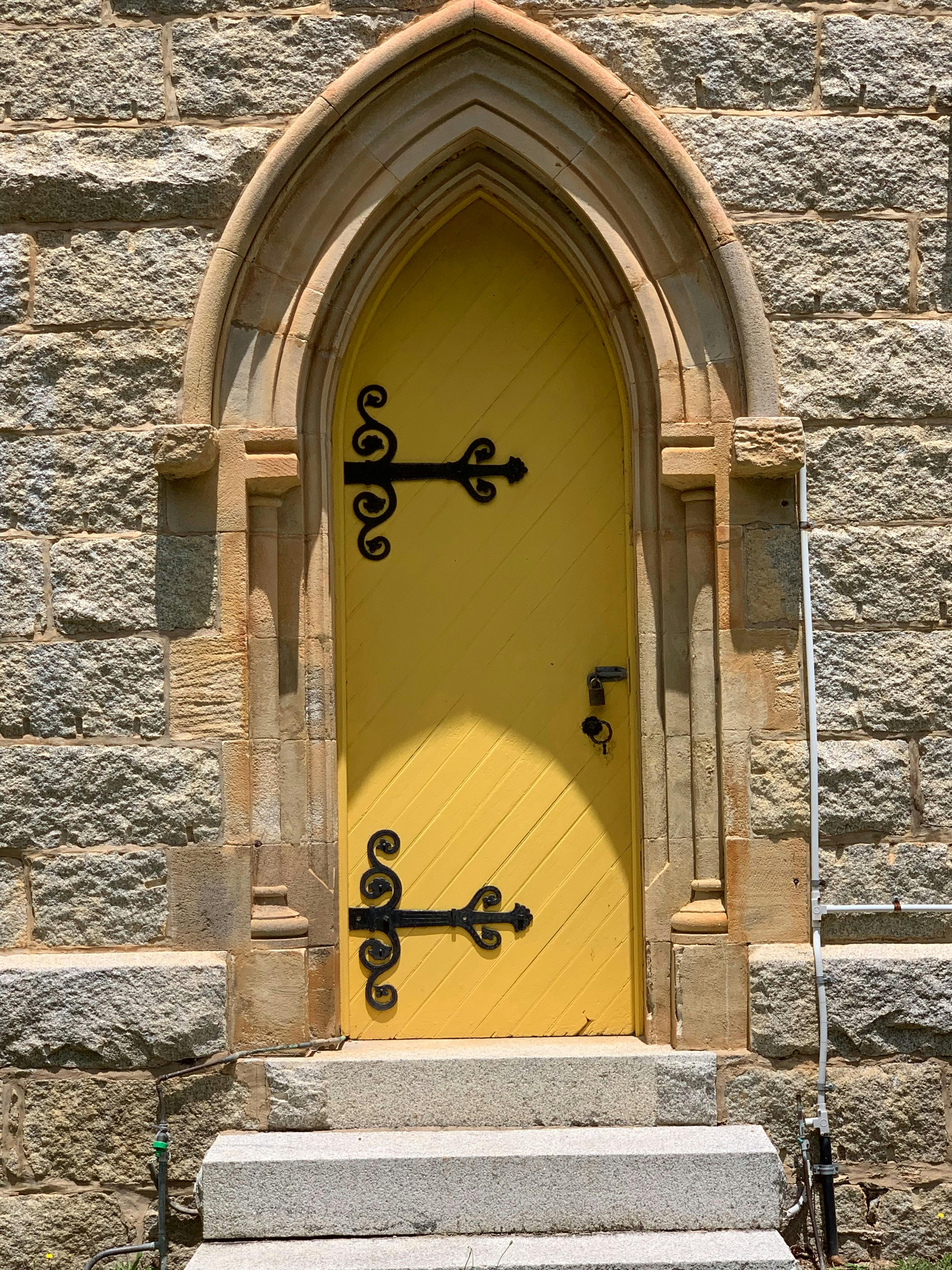 ボダラ教会の特徴的な黄色い扉