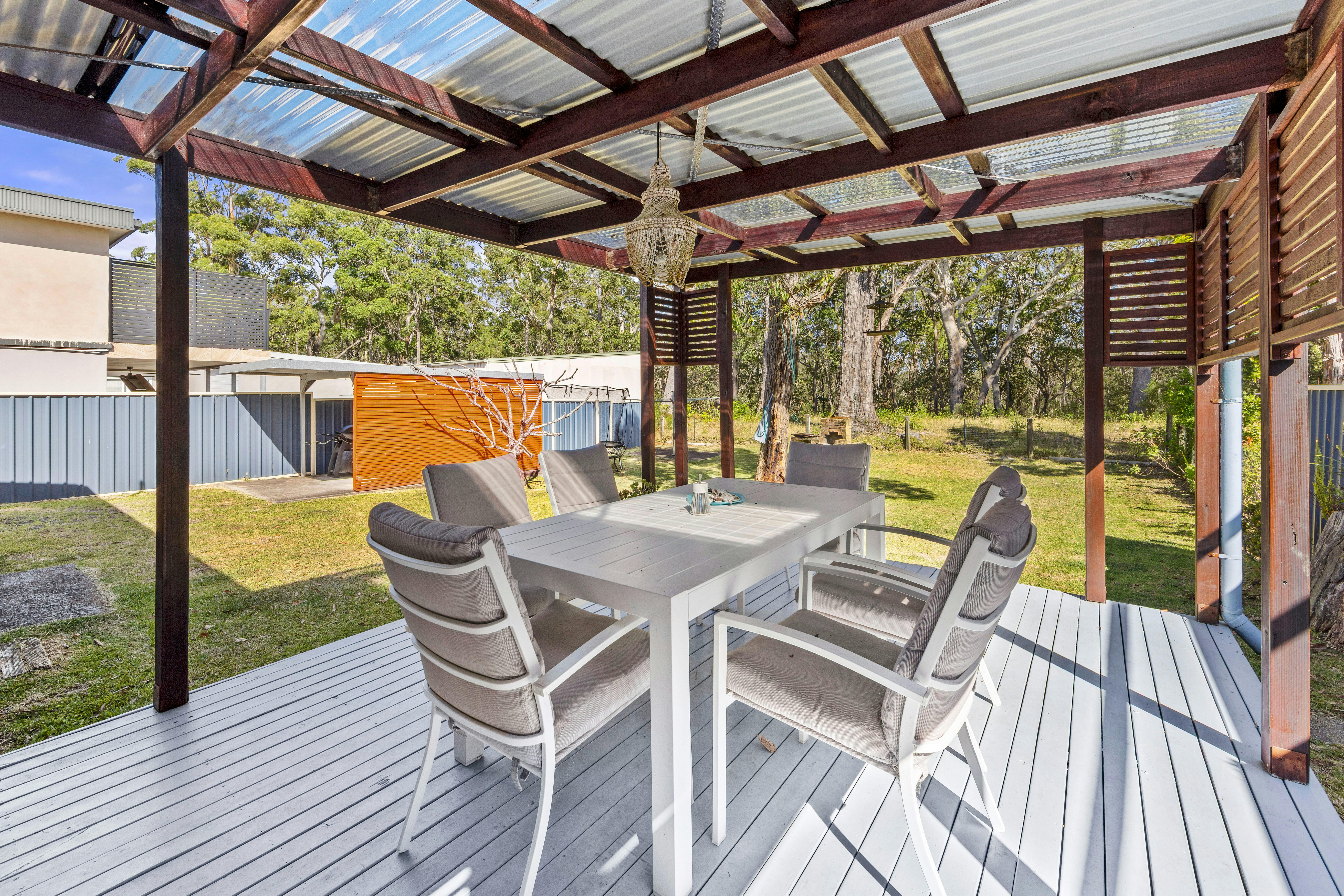 屋外ダイニング